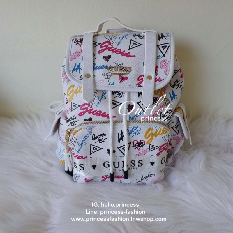 guess kacee front flap mini backpack กระเป๋าเป้สุด cool ด้านหน้าติดชื่อแบรนด์ เปิดปิดด้วยกระดุมแม่เหล็ก และรูดเชือกปิด ด้านหน้ามีช่องซิป และด้านข้างทั้ง 2ข้าง มีช่องใส่ของได้ รุ่นนี้น่ารักเว่อ วัสดุกันน้ำได้อีก ช่องด้านในใส่ของได้เยอะ และยังมีซิปอีกด้วย ส