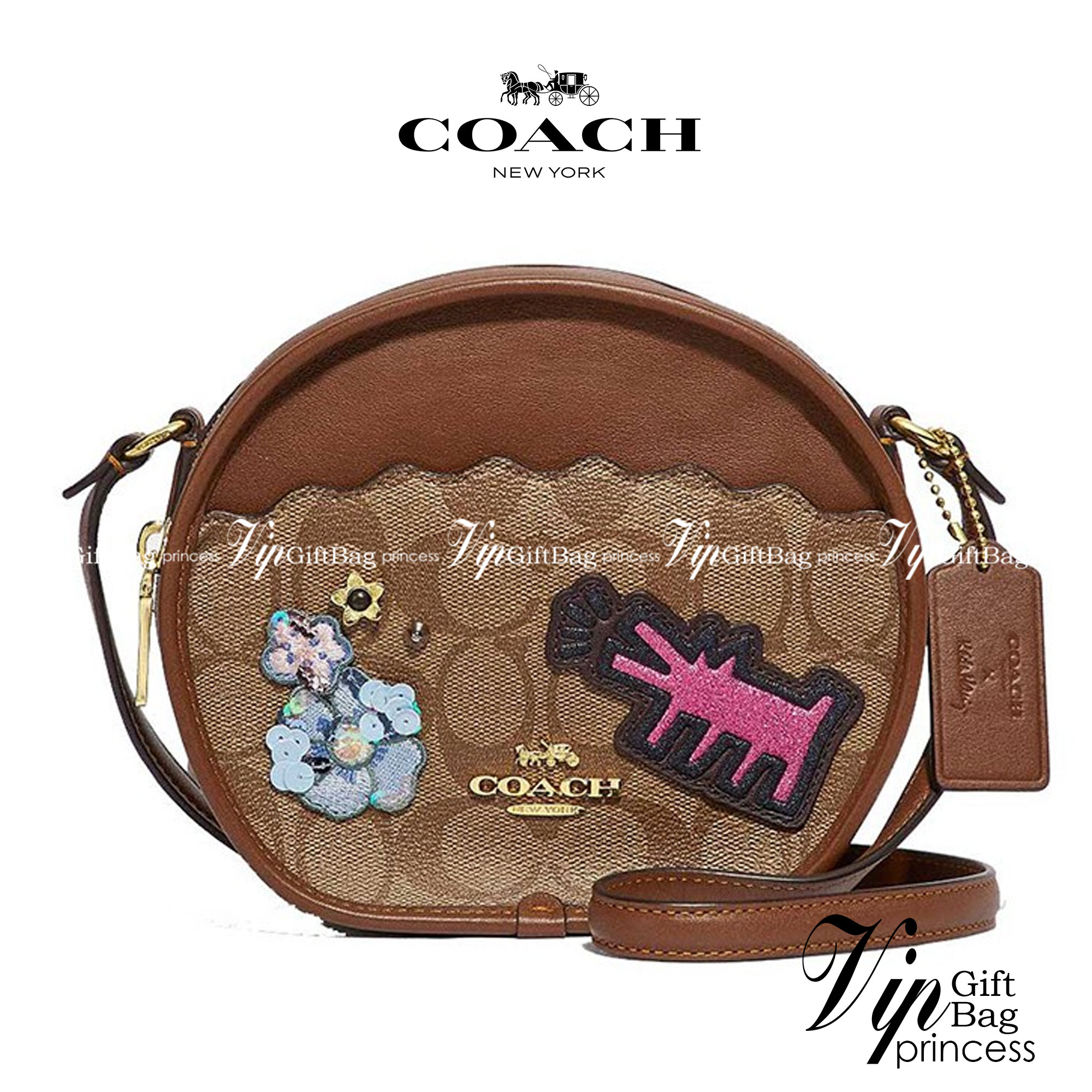 COACH KEITH HARING CANTEEN CROSSBODY IN SIGNATURE CANVAS WITH PATCHES F48730 กระเป๋าทรงกลมสุดเก๋ ไม่เหมือนใคร ตกแต่งลายให้มรความน่ารัก โดดเด่นขึ้นมา สะพายไปไหนก็สวยไม่เหมือนใคร ภายในกว้าง ใส่ของได้เยอะ กระเป๋าเปิดปิดด้วยซิป ใครย้งไม่มี รีบจับ รีบจองกันเลย