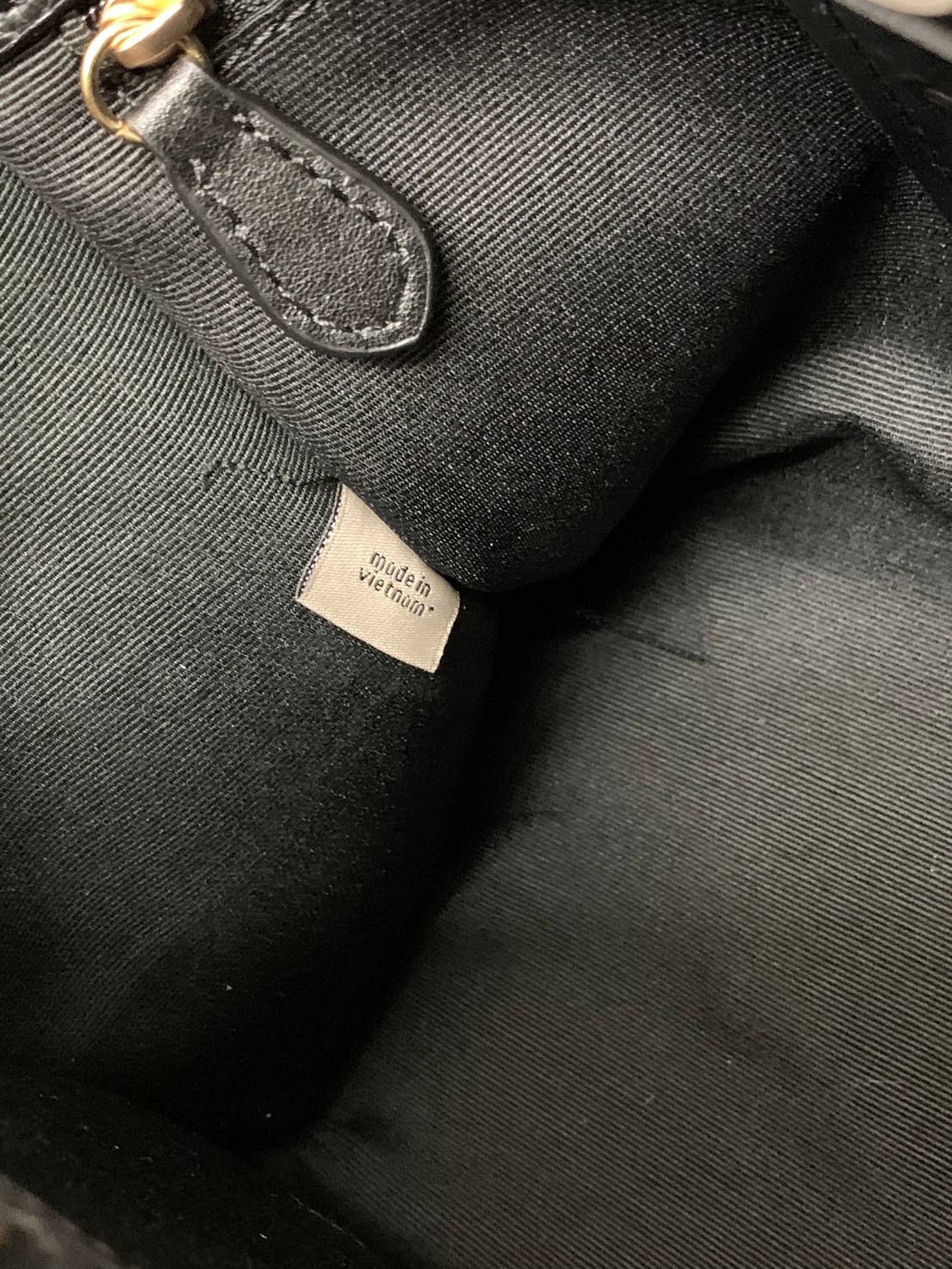 น่าใช้มากๆ สวยเกินราคาไปเลยจร้าา😘 COACH FIELD TOTE 22 SMALL BAG ((C5122)) พร้อมส่งความสวยที่ไทยค่ะ! กระเป๋าหิ้วหรือสะพายข้างได้ หนังแท้นิ่ม ใบจริงสวยมากๆเลยค่ะ ปากกระเป๋าแบบกระดุมแม่เหล็ก ภายในกว้างใส่ของจำเป็นของสาวๆได้เยอะเลย มีช่องซิปและช่องเล็