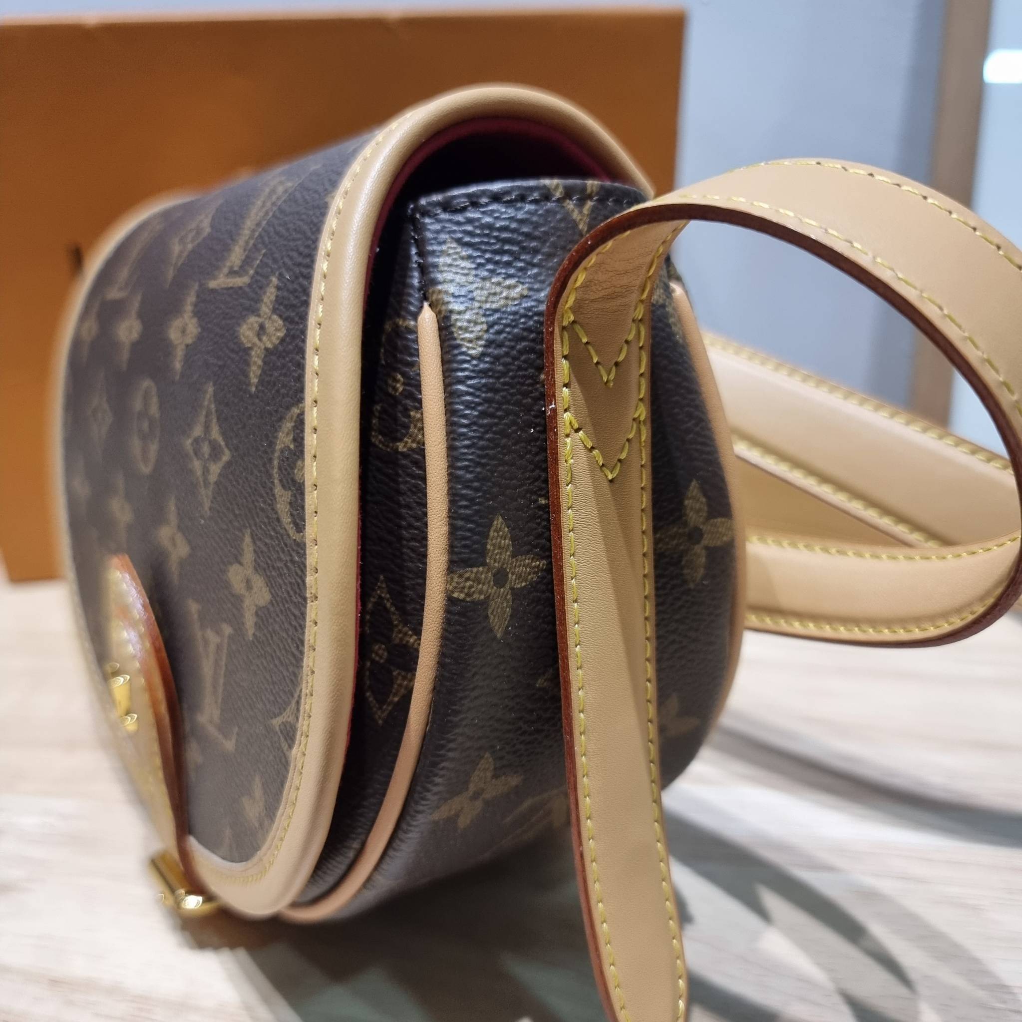 LV Tambourine Monogram Crossbody Bag รุ่นลิมิเต็ดหายาก กับกระเป๋าสะพายทรงสวย ดีไซน์คลาสสิค วัสดุหนังแคนวาสตัดสลับหนังแท้ เปิด-ปิดกระเป๋าด้วยอะไหล่สายคาด สายสะพายในตัว ปรับได้ หรือซ่อนสายและถือเป็น clutch ออกงานก็ได้ ดูแพงมากๆ ภายในเป็นช่องโล่ง ใส่ของจุกจุ