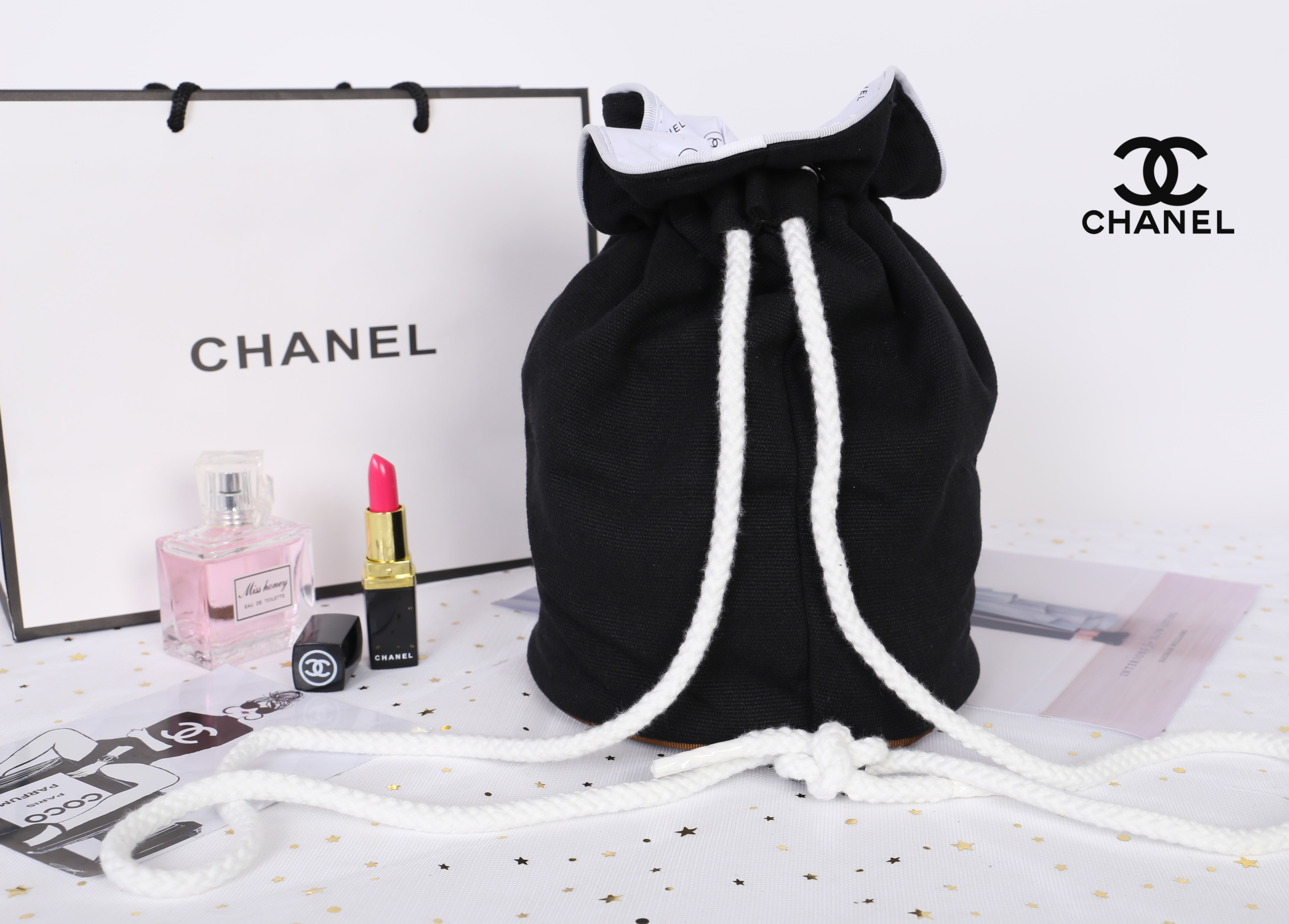 CHANEL VIP BEAUTE AUTHENTIC CANVAS DUFFLE BAG VIP Gift With Purchase รุ่น Limited Edition จาก Chanel Beaute ของแท้นำเข้าจากเคาเตอร์ต่างประเทศ วัสดุ Canvas เนื้อหนาภายในบุด้วย 100% Polyester สกรีนโลโก้แบรนด์ เปิดปิดแบบ Drawstring ใส่ ipad mini เครื่องสำอาง