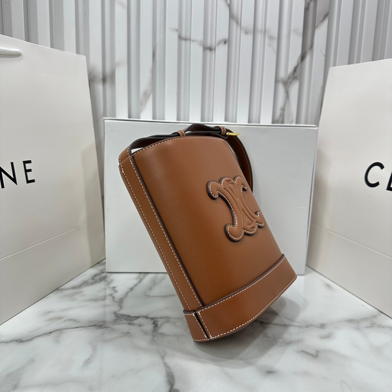 CELINE SMALL BUCKET CUIR TRIOMPHE in Smooth กระเป๋าสะพายทรงบัคเก็ต ใช้งานง่ายที่สุด สายสะพายในตัว รุ่นฮิตข้ามปี งานหนังแท้สวยเรียบหรู ผู้ดีไปอีก