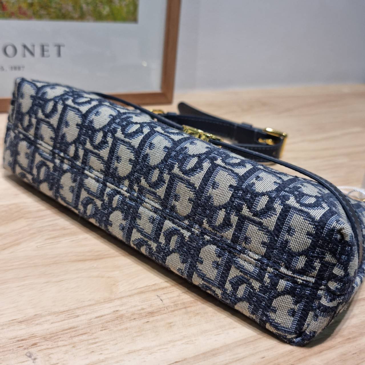 DIOR 30 MONTAIGNE CIGALE MINI BAG ใหม่ล่าสุด กับกระเป๋าสะพายโฮโบมินิไซส์ ที่ไม่ได้เล็กอย่างที่คิด เพราะใบนี้สามารถใส่ของสำคัญได้ครบ ดีไซน์สวยคลาสสิค เรียบแต่โก้ น้อยแต่หรูหรา ใช้งานด้วยซิปรูดใช้งานง่าย