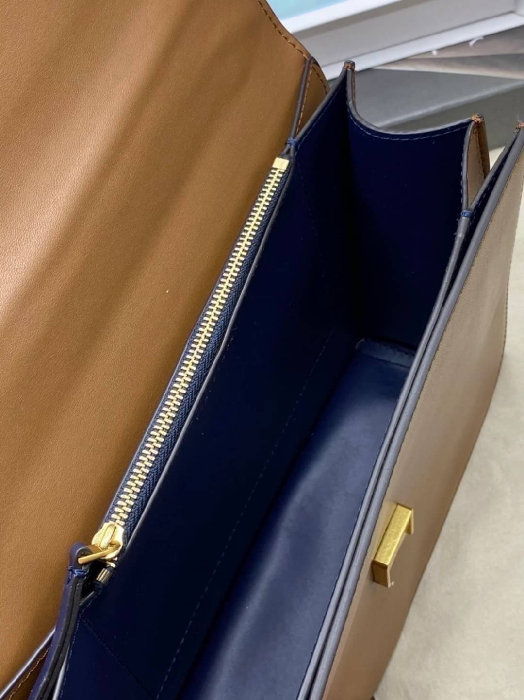Tory Burch 75003 Eleanor Medium Convertible Shoulder Bag พร้อมส่งที่ไทย อีกรุ่นที่น่าครอบครองมากๆค่ะ กระเป๋าสะพายข้างและทบสายเป็นคล้องไหล่ได้ หนังแท้ชั้นดี ใช้ได้กับทุกๆโอกาส ห้ามพลาด ก่อนหมดนะคะ!!
