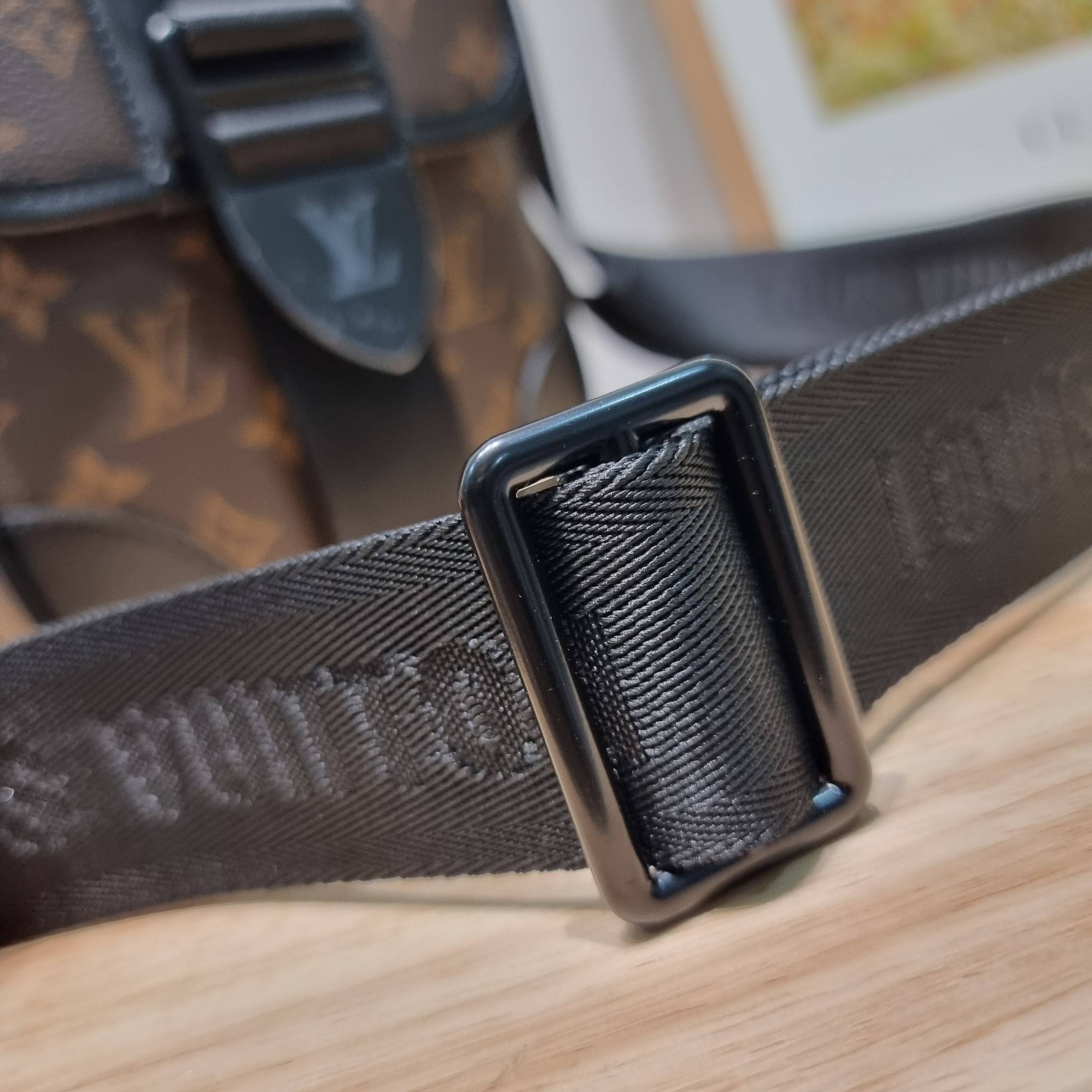 LV S-Lock Vertical wearable wallet กระเป๋าสะพายข้างสำหรับหนุ่มๆ LV crossbody bag ใหม่ล่าสุด ได้ชิคๆเท่ๆก่อนใคร ไม่ต้องรอพรีฯ ราคาดีวัสดุหนังแคนวาสคุณภาพดี ดีไซน์ดูแพง