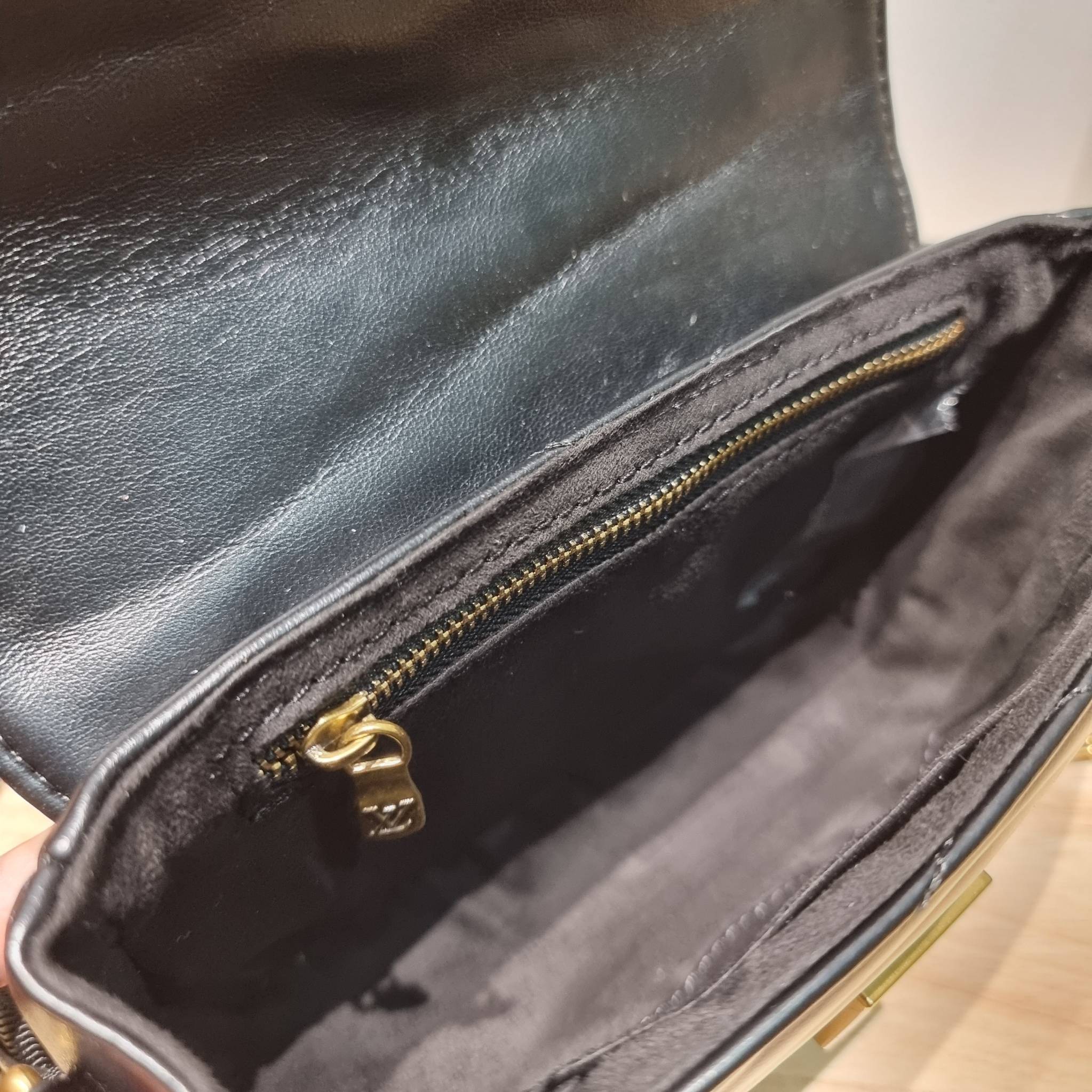 LV new wave pochette multi bag กระเป๋าสะพายมัลติฟังก์ชั่น มาพร้อม box set รับรองว่าดีงาม ลูกเล่นคลาสสิคผสานความวินเทจ มีสายสะพายให้ 2 เส้น และกระเป๋าใบลูก เล็กน่ารัก