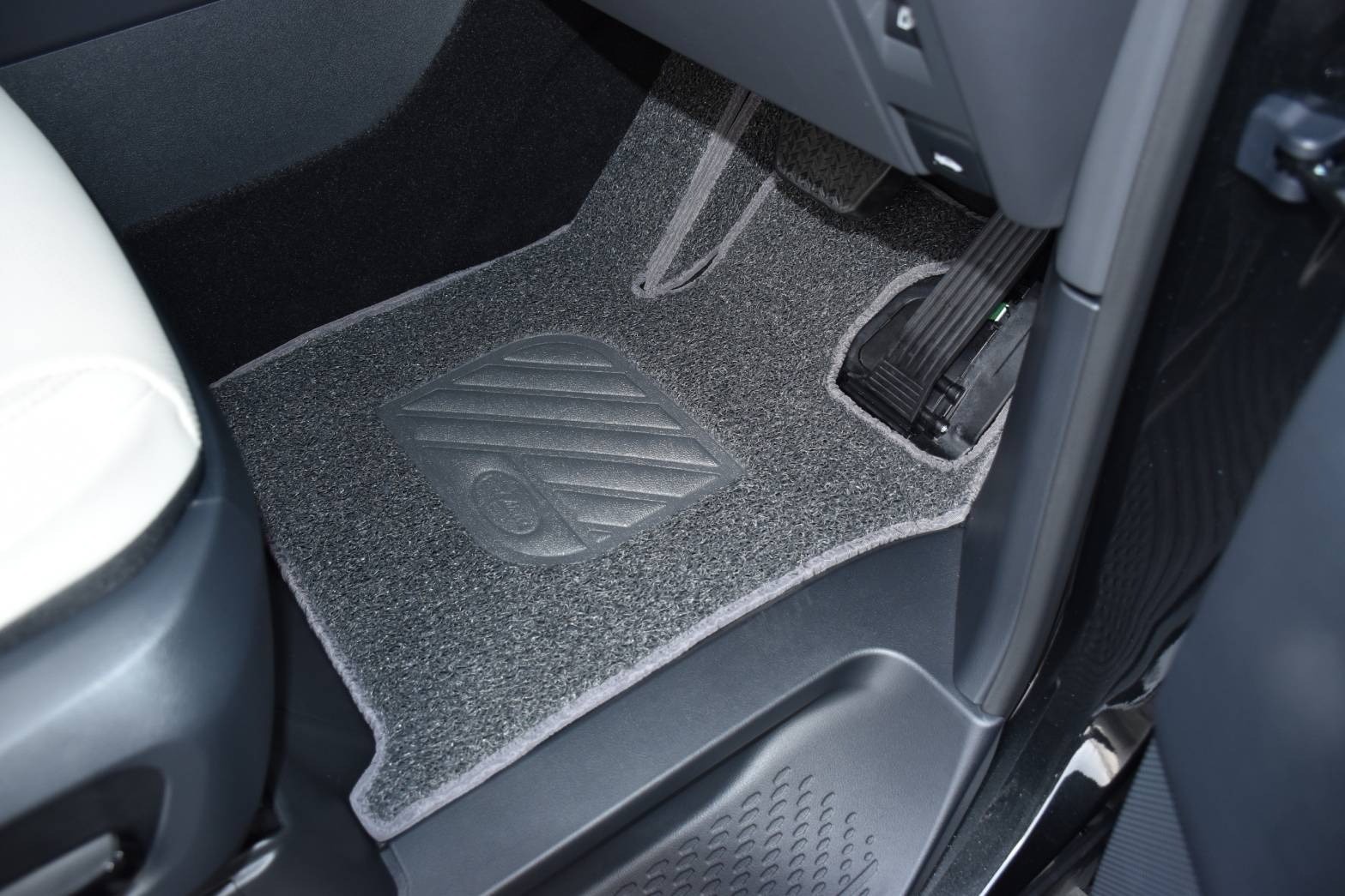 พรมดักฝุ่นรถยนต์ LEXUS LM300h , LEXUS LM350h พรมไวนิลดักฝุ่น เลกซัส แอลเอ็ม เข้ารูป เต็มคัน