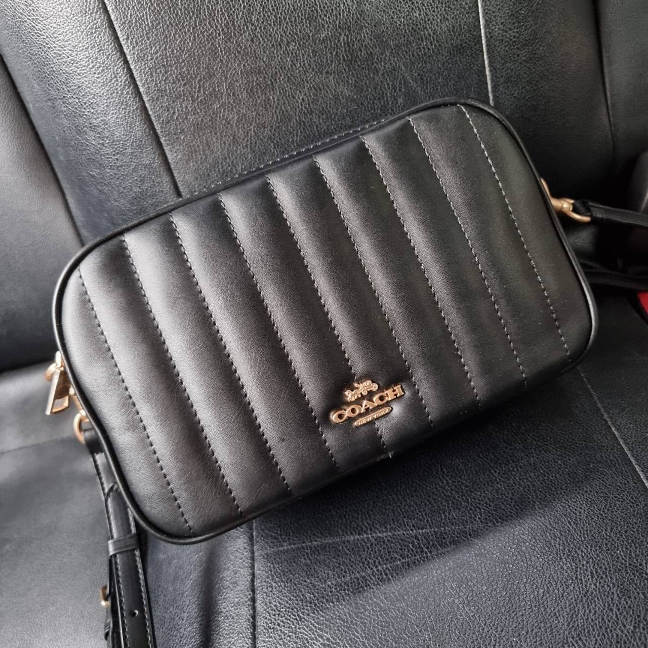 COACH C1569 JES CROSSBODY WITH LINEAR QUILTING ใหม่ล่าสุด!! กระเป๋าสะพายข้าง รุ่น 2 ซิป ใบใหญ่จุใจ ดีไซน์ใหม่ เพิ่มลูกเล่นให้ดูหรูหรายิ่งขึ้น วัสดุหนังสังเคราะห์บุเป็นลายเส้นสวยงาม เปิด-ปิดด้วยซิป 2 ช่องหลัก ใช้งานง่าย ทรงสวยมากๆรุ่นนี้ มาพร้อมสายสะพาย cr