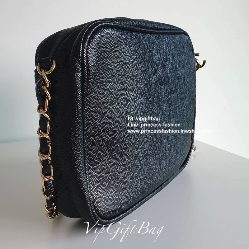 CHANEL VIP GIFT BAG รุ่น CHAIN CROSSBODY กระเป๋าของสมนาคุณ จากพรีเมี่ยมกิ้ฟแบรนด์ดังอย่าง CHANEL วัสดุหนังสังเคราะห์ ลายคาเวียร์สุดหรูเต็มใบ #เล่นแสงสวยมาก ด้านในเปิดปิดด้วยซิปCC อะไหล่ทอง มีช่องซิปแยกอีกหนึ่งช่อง สามารถใส่กระเป๋าสตางค์ใบยาว ของจุกจิกได้ส