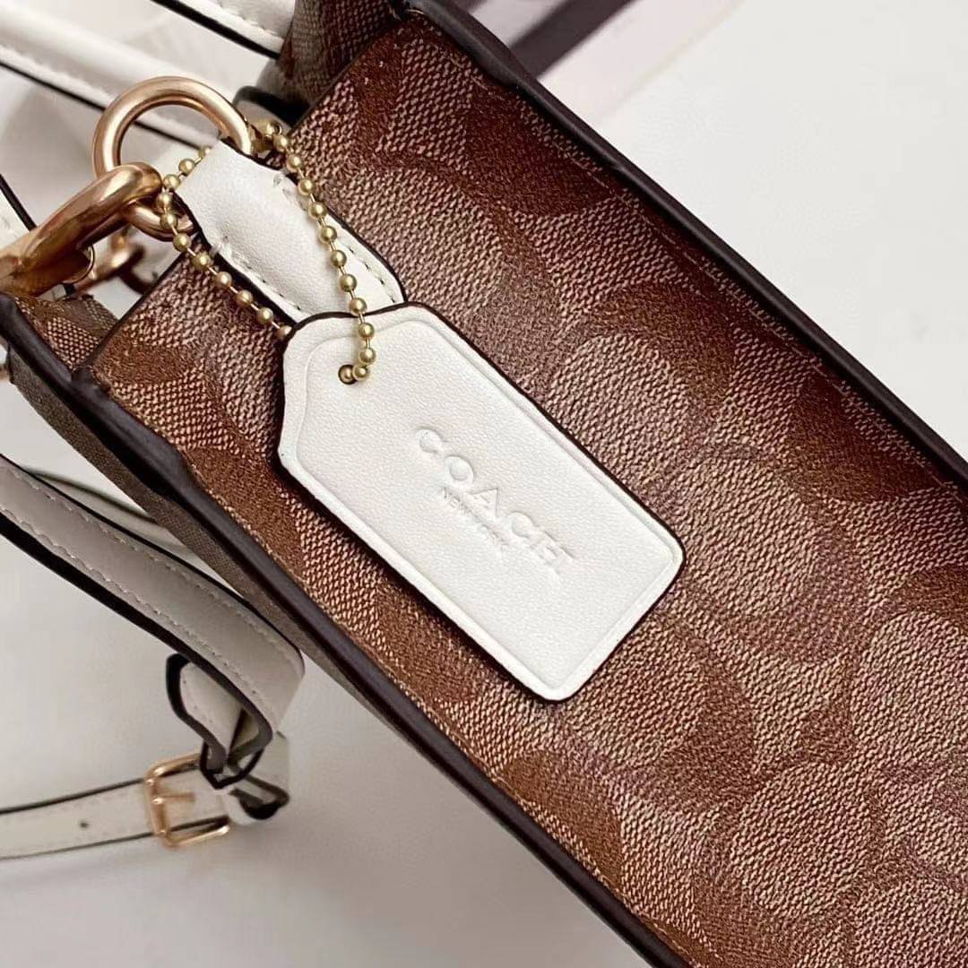 COACH MINI CALLY CROSSBODY IN SIGNATURE ((3599, 2184, 5693, 2134, 2183)) พร้อมส่งที่ไทยทันที! กระเป๋าสะพายครอสบอดี้ร์ กระเป๋าครอสบอดี้โท้ทมินิไซส์ รุ่นใหม่สุดฮอต!! ใบจริงคือน่ารักม้ากกกก!! สวยอยู่ทรง น่ารักน่าใช้ ทรงTote ปากกระเป๋าเปิดปิดแบบแม่เหล็ก ภายใน