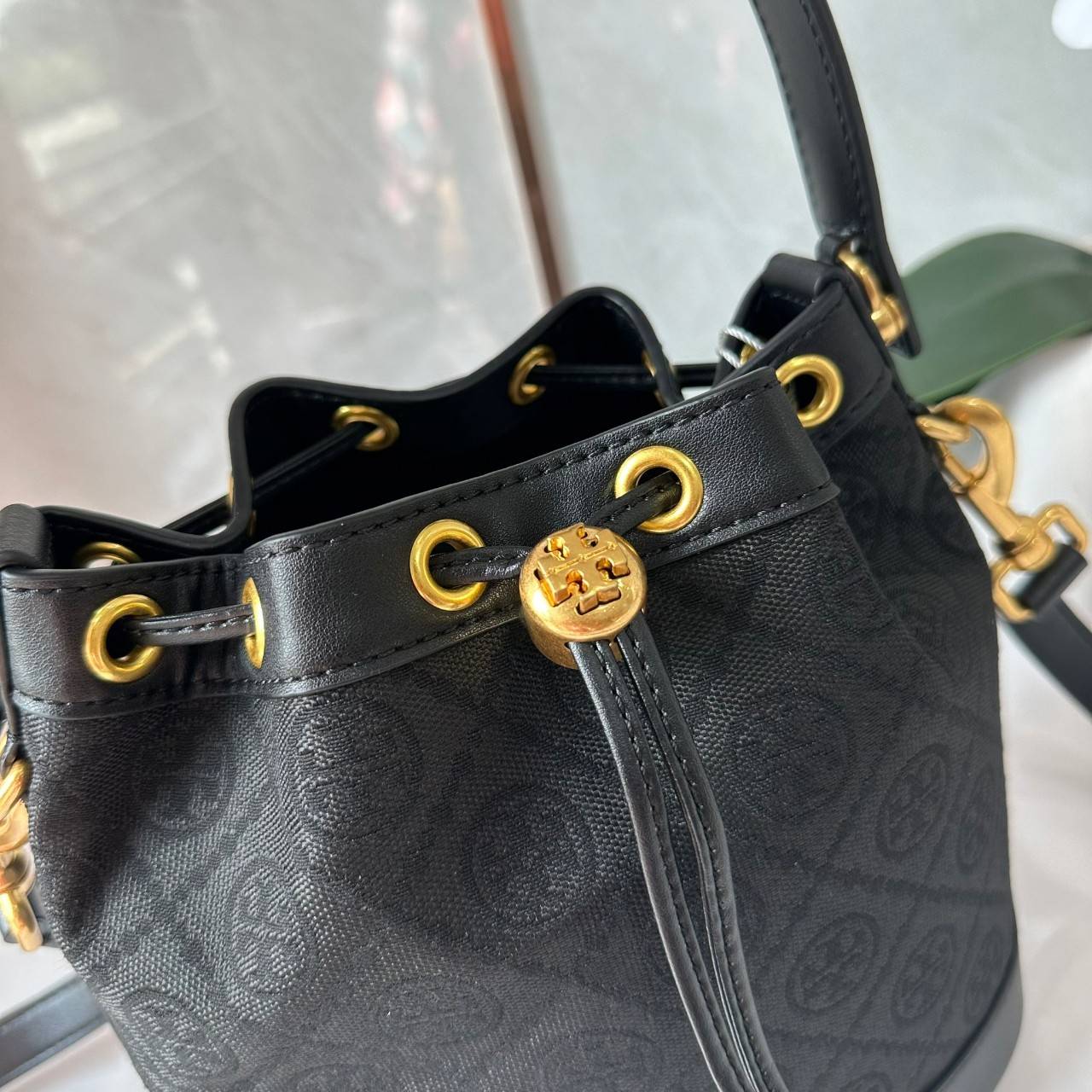 TORY BURCH T MONOGRAM BUCKET BAG jacquard black / Tory Bucket Bag สีดำคลาสสิก กระเป๋าทรงขนมจีบ รุ่นใหม่ล่าสุด วัสดุผ้าแจคการ์ด ตัดขอบหนังสวย
