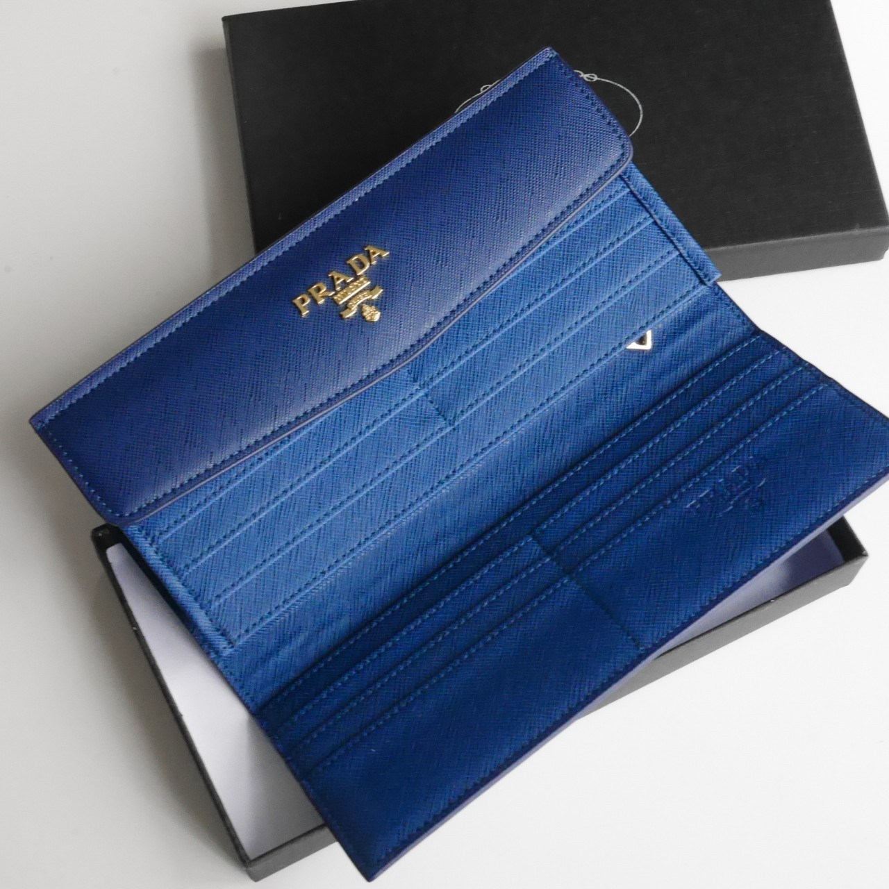 พร้อมส่งครบสีค่ะ 🖤💙💖 Best Seller PRADA LONG WALLET กระเป๋าสตางค์ยาว **รับทรัพย์ ทรงหรู จากงานพรีเมี่ยมกิ้ฟ จากเคาเตอร์ต่างประเทศ จากแบรนด์ PRADA ลายหนัง SAFFIANO มีช่องใส่บัตร ถึง 12 ช่อง และช่องซิปใส่ของจุกจิกได้ น้ำหนักเบา จับถนั