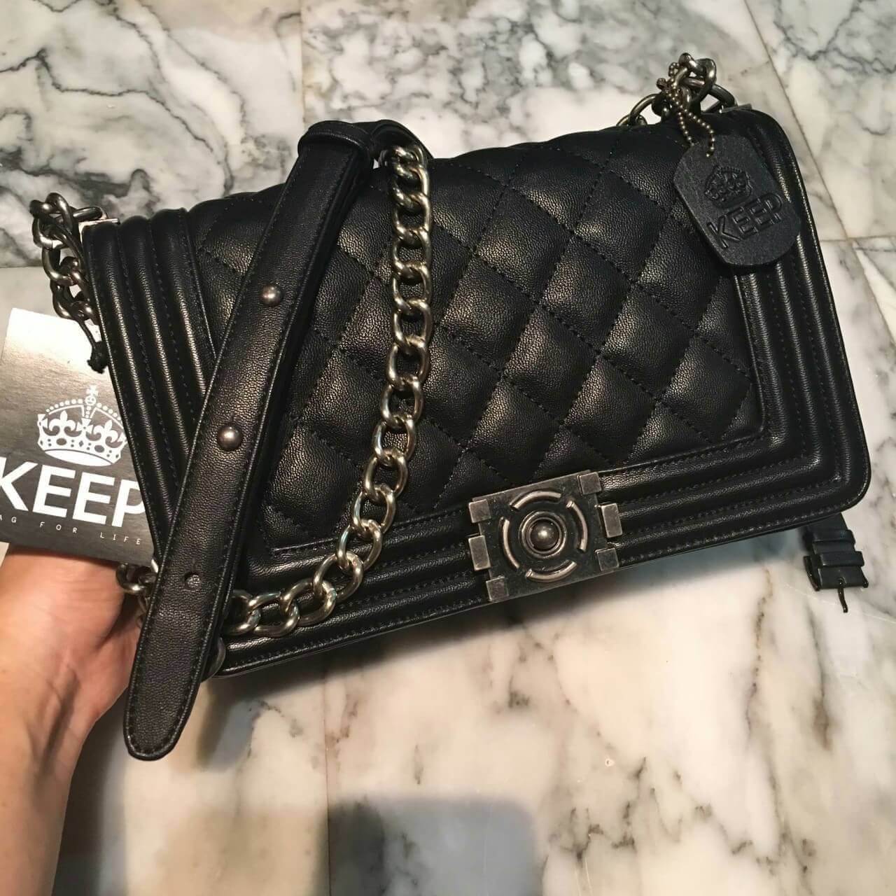ทางร้าน ได้กระเป๋า จากแบรนด์ KEEP ทรงเดียวกับ Chanel boy เลย รุ่น KEEP shoulder Luxury Quited bag สวย หรู เท่ มากๆ เลยน๊า กระเป๋าอยู่ทรง #หนังแกะสังเคราะห์นิ่มตึงสวยมากคะ สายโซ่ มีที่รองไหล่ สะพายสบายคะ สายปรับ สั้น ยาวได้คะ #ใบจริงสวยมาก เข้ากับชุดได้ง่า
