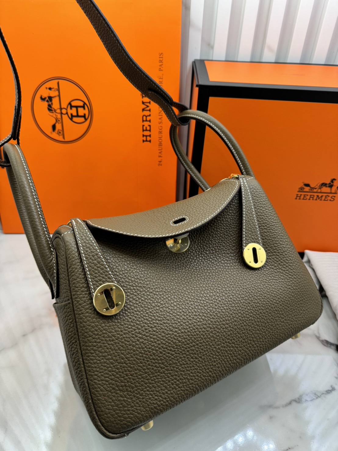 พร้อมส่ง 15 สี HERMES Lindy 26 bag กระเป๋าทรงโท้ทหนังสวยอย่างดี เอกลักษณ์ของความเรียบหรูไฮคลาสอย่างสมบูรณ์แบบ เกรดออริ สลับแท้ งานสวยตามรูป ใช้งานต่างประเทศได้