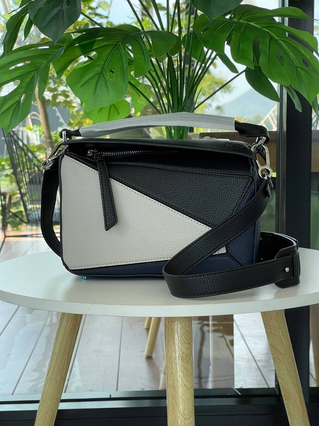 Loewe Puzzle Bag In Classic กระเป๋าทรง Puzzle นี้ออกแบบโดย Jonathan Anderson โดยได้รับแรงบันดาลใจในการออกแบบมาจากรูปทรงของลูกรักบี้ ดังนั้น จึงจะเห็นได้ว่าการตัดเย็บและรูปทรงของกระเป๋านั้นคล้ายคลึงกับลูกรักบี้ รูปทรงดูมินิมอลไม่ทิ้งคอนเซ็ปต์ของแบรนด์ สามา