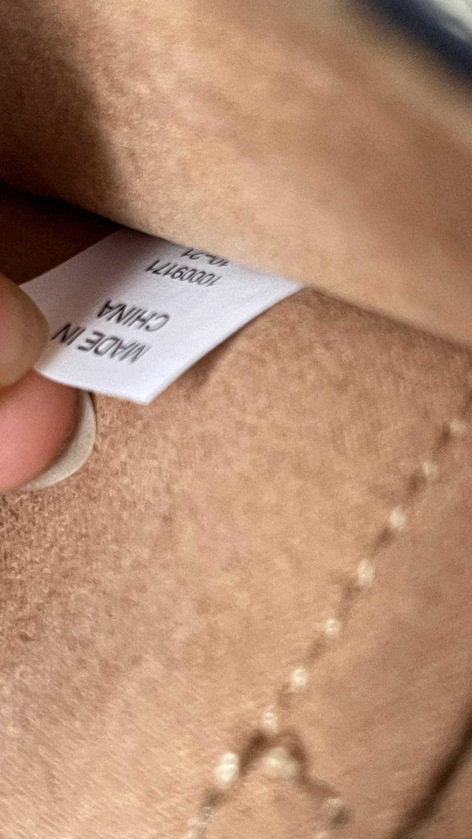 TORY TOTE BAG / Tory Burch T Monogram Jacquard Large Tote Bag สำหรับคนที่ชอบกระเป๋าที่มีพื้นที่ใส่ของได้จุใจ หยิบของใช้งานสะดวก และพกพาง่าย ขอแนะนำกระเป๋ารุ่น นี้เลยคะ