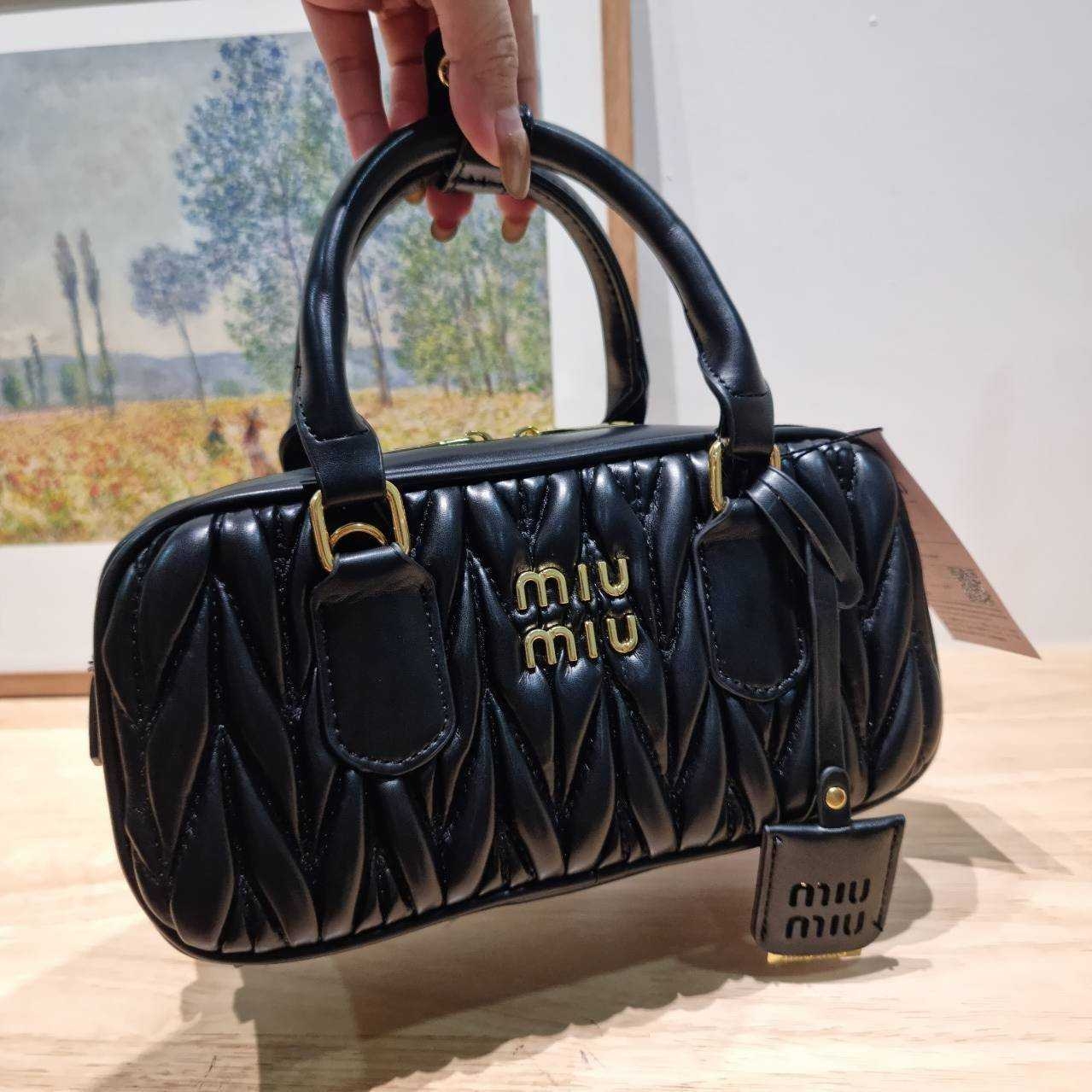 MIU MIU ARCADIE METELASSE LEATHER BAG กระเป๋าถือ/สะพายสุดชิค ที่ไม่มีตอนนี้คือพลาด ดีไซน์เพิ่มดีเทล ด้วยการเดินด้ายเป็นเอกลักษณ์ สวยดูแพง หูจับในตัวง่ายและสะดวกพกพา