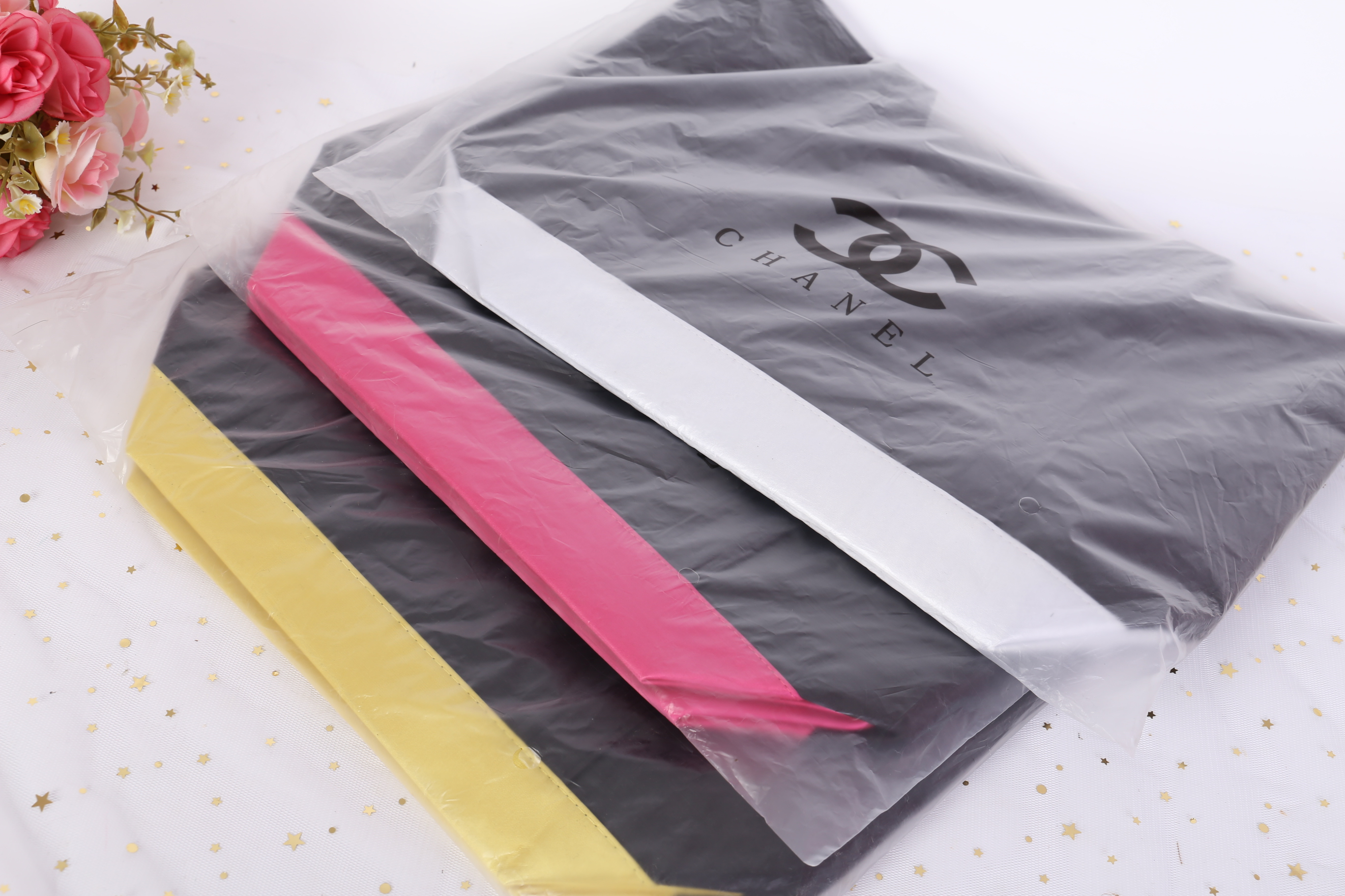 Chanel Satin Shoulder bag วัสดุ (Material) : Satin กระเป๋าสะพายข้าง ขนาดกำลังดีค่ะ ใส่เอกสารหนังสือได้นะคะ ด้านในซับผ้าลายเดียวกับสีกระเป๋าเลยค่ะ เป็นกระดุมแม่เหล็กเปิดปิด สินค้าพรีเมี่ยมแท้ แถมจากเค้าเตอร์แบรนด์ประเทศญี่ปุ่นค่ะ