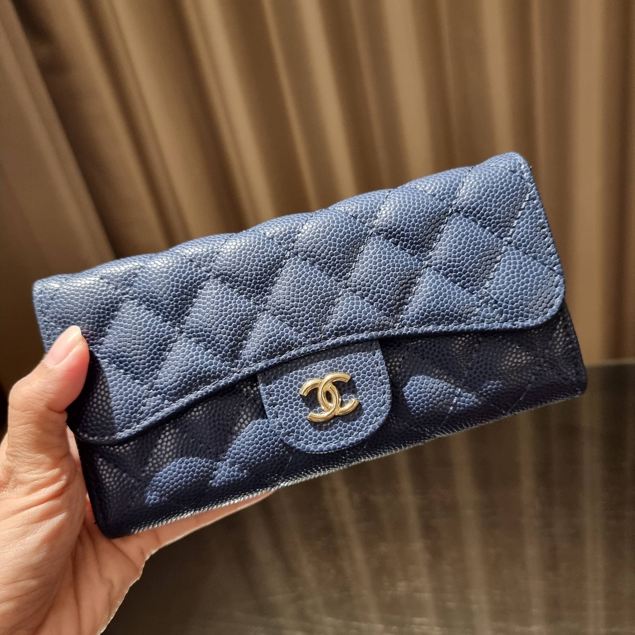 VIP 】กระเป๋าสตางค์ใบยาวรุ่นฝาพับที่ถามหากันมากที่สุด!! สวยรับทรัพย์จาก Chanel วัสดุหนังลายคาร์เวีย ลุคผู้ดีที่สุด เปิด-ปิดด้วยกระดุมแม่เหล็ก ภายในกระเป๋ามีช่องใส่บัตรได้เยอะ ใส่ธนบัตร ใส่เหรียญได้ มีช่องซิปแยกอีกหนึ่งช่อง ดีไซน์เรียบหรูดูคลาสสิค!! สาวๆห้า