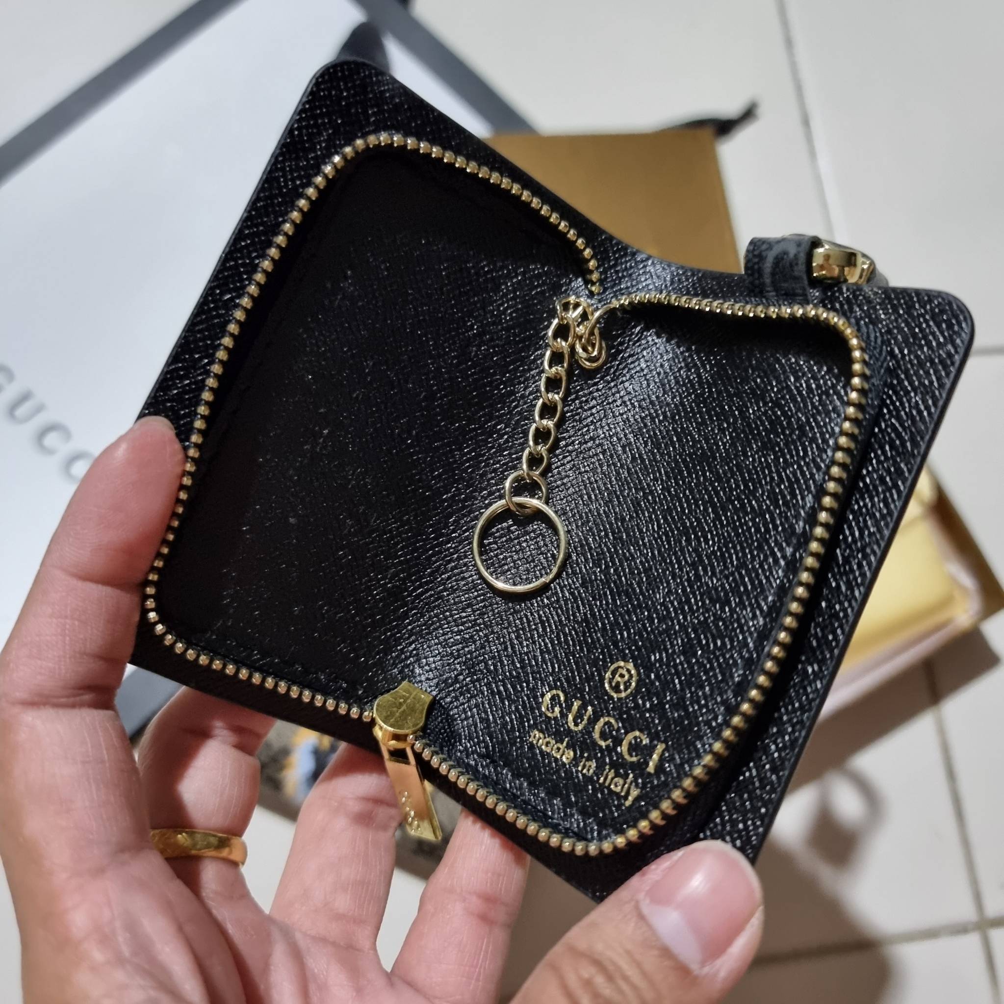 VIP 】SUPER EXCLUSIVE GC GWP KEY FOB WITH GIFT BOX 🎊🐯🐍 ต้อนรับปีแห่งความปัง!! กระเป๋าเก็บกุญแจรุ่นพิเศษ!! เอ็กซ์คลูซีฟมาก!! วัสดุหนังแคนวาส ปั๊มลายคมสวย!! เปิด-ปิดด้วยซิปปั๊มแบรนด์ มีหัวพวงกุญแจห้อย สำหรับเกี่ยวเข้ากับกระเป๋าใบใหญ่