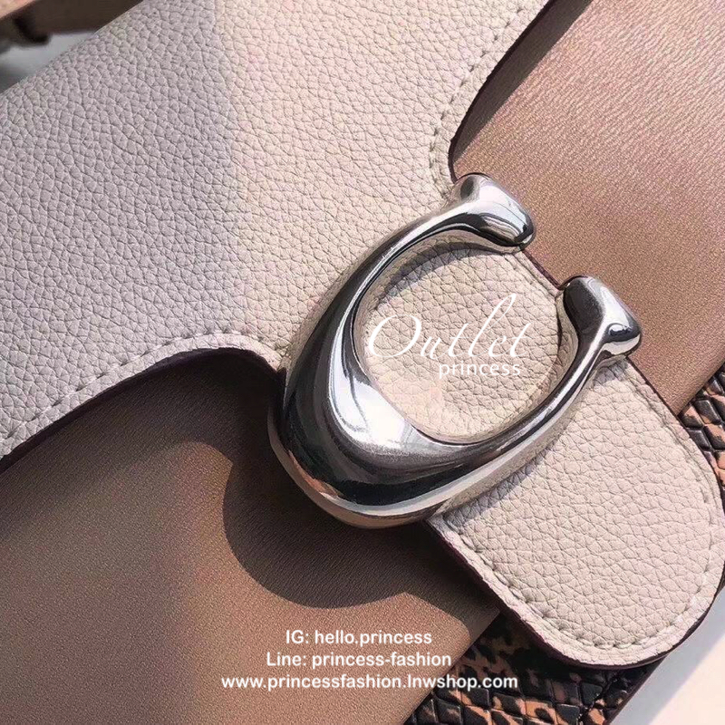 COACH TABBY SHOULDER BAG กระเป๋าถือแบบคลัท /คล้องไหล่ /สะพายข้าง วัสดุหนังแท้ เปิดปิดกระเป๋าแบบกระดุมแม่เหล็กภายในมีช่องหลักใส่ของ2ช่อง มีซิปช่องกลาง 1ช่อง พร้อมช่องเล็กใส่ของจุกจิก ซับในกำมะหยี่ อะไหลเงินคลาสสิค ด้านหน้ามีอะไหล่โลโก้ C ตัวใหญ่ สายยาว+สาย