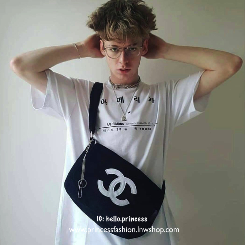 พร้อมส่งรุ่นขายดี! ฮิตที่สุด! Chanel Beaute Crossbody Bag กระเป๋าถือหรือสะพายพรีเมี่ยมของเเท้จาก Chanel Cosmetic Counter VIP Gift รุ่นแนะนำวัสดุขนวูฟหนานุ่มตัดโลโก้แบรนด์หนังแก้วสวยโดดเด่น น้ำหนักเบา เปิดปิดด้วยฝาปิดกระดุมแม่เหล็ก ใบใหญ่กำลังดีใส่ ipad กร