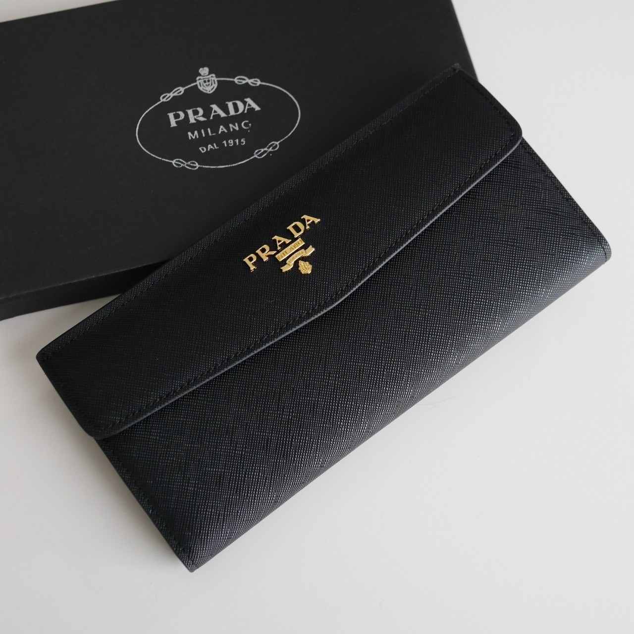 พร้อมส่งครบสีค่ะ 🖤💙💖 Best Seller PRADA LONG WALLET กระเป๋าสตางค์ยาว **รับทรัพย์ ทรงหรู จากงานพรีเมี่ยมกิ้ฟ จากเคาเตอร์ต่างประเทศ จากแบรนด์ PRADA ลายหนัง SAFFIANO มีช่องใส่บัตร ถึง 12 ช่อง และช่องซิปใส่ของจุกจิกได้ น้ำหนักเบา จับถนั