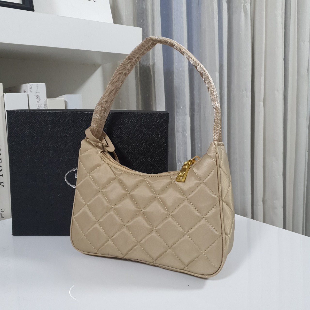 PRADA HOBO triangle motif padded bag รุ่นใหม่ล่าสุด!! PRADA NYLON HANDBAGS ขนาดกะทัดรัด อะไหล่ทอง วัสดุทำจากผ้าNylon ลายตาราง อย่างหนา อยู่ทรง กันน้ำได้ หายห่วงคะ