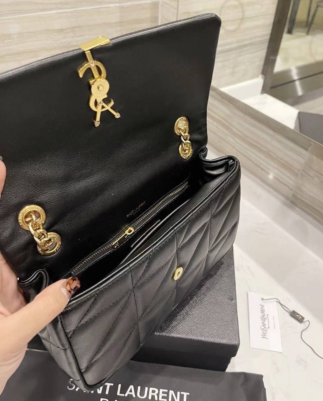 VIP 】SAINT LAURENT JAMIE BAG VIP GIFT WITH PURCHASE (GWP) พรีเมี่ยมกิ้ฟ Limited Edition จาก YSL DUTY FREE COUNTER วัสดุหนังแกะสังเคราะห์ อะไหล่สีทอง ดีไซน์ลายตารางหมากฮอต ประดับโลโก้แบรนด์ที่ด้านหน้า รูปทรงสวย มีหูจับถนัดมือสายสะพายโซ่เลื่อนปรับระดับได้..