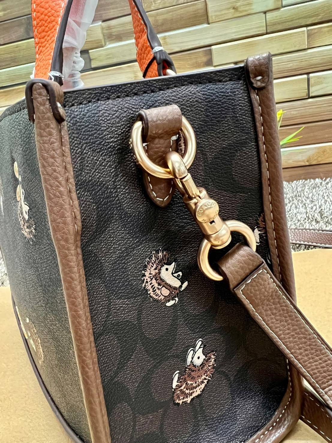 COACH DEMPSEY TOTE IN SIGNATURE CANVAS WITH HEDGEHOG PRINT 🦔 ((CC769)) เม่นเต้นรำ สวย น่ารัก มากๆค่ะ ใหม่กันต่อ ไปสวยกันให้สุดค่ะ! กับกระเป๋าทรงTOTE รุ่นใหม่ล่าสุด 🌟จุดเด่นของรุ่นนี้คือปริ้นท์ลายเม่นเต้นรำทั้งใบ น่ารักน่าเอ็นดูมากๆค่ะ เปิด