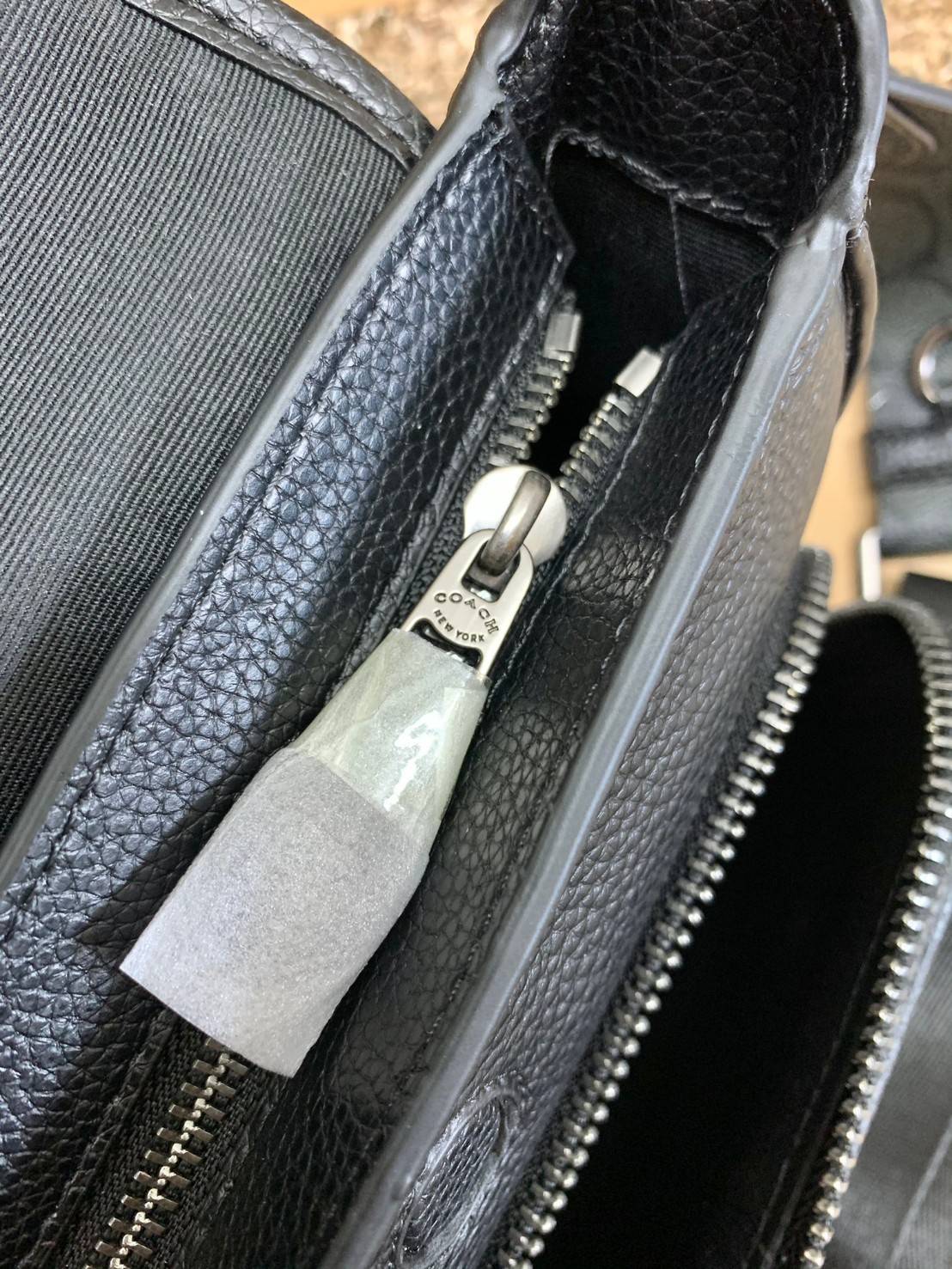 COACH SULLIVAN FLAP CROSSBODY IN SIGNATURE ((C9870)) ความเท๋ ความหล่อ ยกให้รุ่นนี้เลยค่าา พร้อมส่งก่อนใคร! ทรง สวยเก๋ กระเป๋าสะพายแบบครอสบอดี้ร์ของคุณผู้ชายเค้าเลยค่ะ หนังแท้2แบบสวยงาม น่าใช้มากๆ