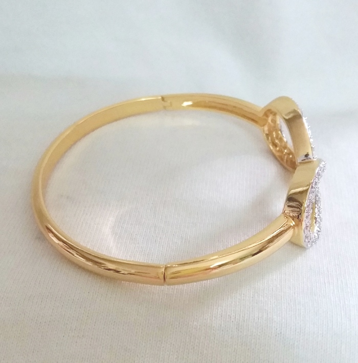 กำไลอินฟินิตี้ประดับเพชรทองไมครอนเสริมเรื่องความรักการงานค่ะ