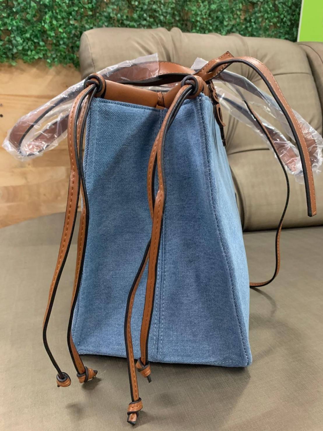 LOEWE TOTE BAG VIP GIFT WITH PURCHASE (GWP) Limited Edition จาก "LOEWE PERFUME DUTYFREE" วัสดุ Canvas&Leather ใบใหญ่ น้ำหนักเบา ภายในโล่งกว้างและจุ ใส่เอกสารA4 หูหิ้วหนังแข็งแรง สะพายไหล่ได้ ด้านหน้ามีโลโก้หนังสีน้ำตาล ด้านข้างสามารถปรับขยายทรงไ