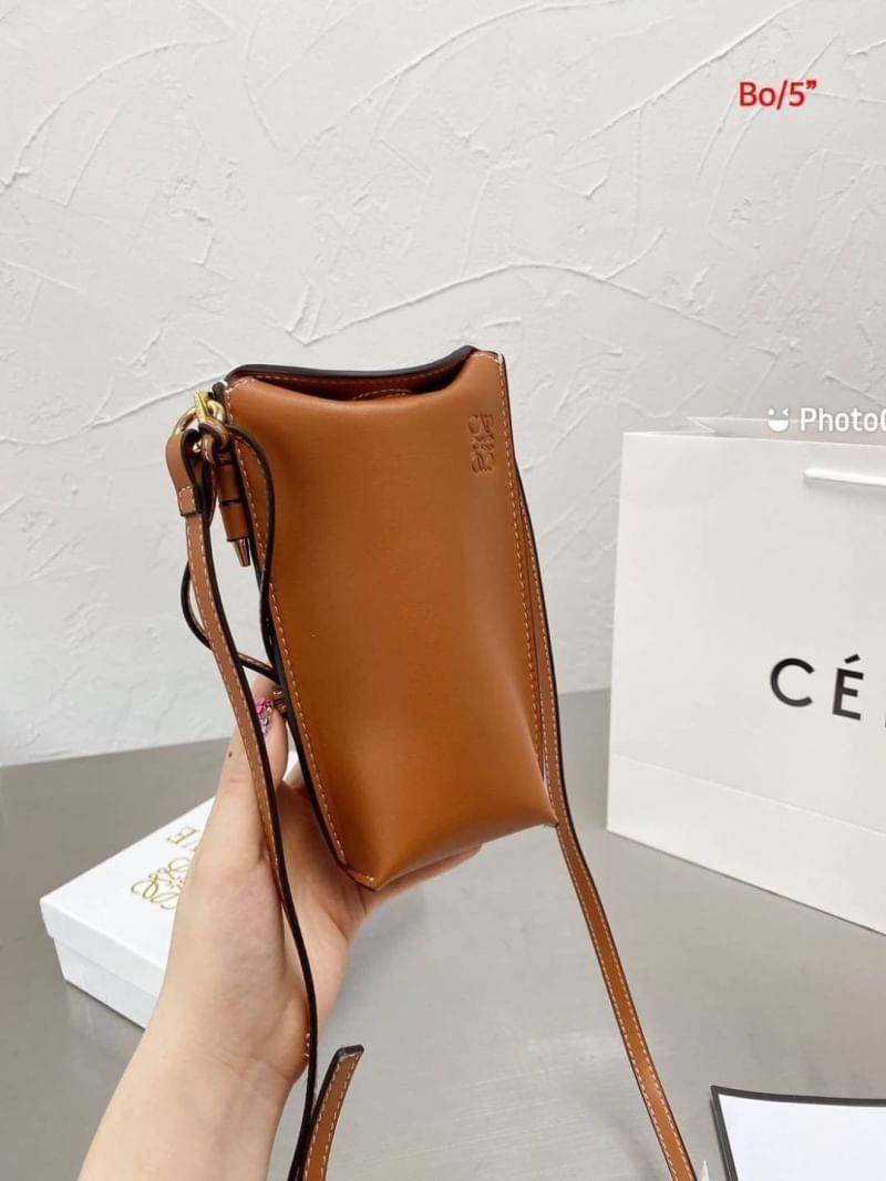 Loewe Pocket Shoulder Bag / LOEWE MINI CROSSBODY BAG / Loewe Phone Bag รุ่นยอดฮิต ไซส์มินิ ที่ใครๆก็ต้องรู้จัก!! กับกระเป๋าสะพายเอนกประสงค์ สำหรับถนอมโทรศัพท์มือ หรือจะประยุกต์ใช้ใส่เงิน พกแทนกระเป๋าสตางค์ก็สะดวก