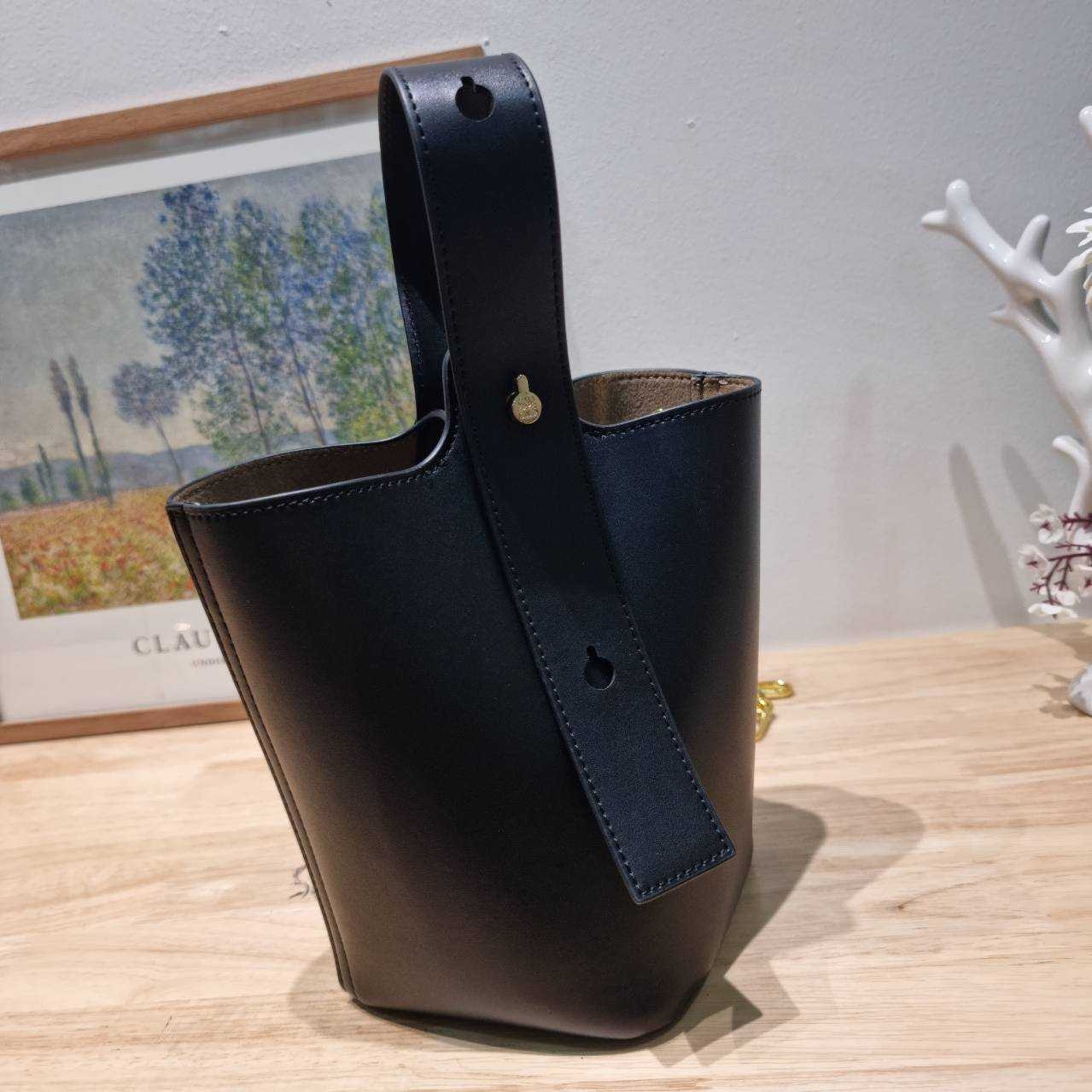 LOEWE MINI PEPBLE BUCKET IN MELLOW กระเป๋าทรงบัคเก็ต รูปทรงสวยใช้งานง่าย กิมมิคหรูหราสุดๆ