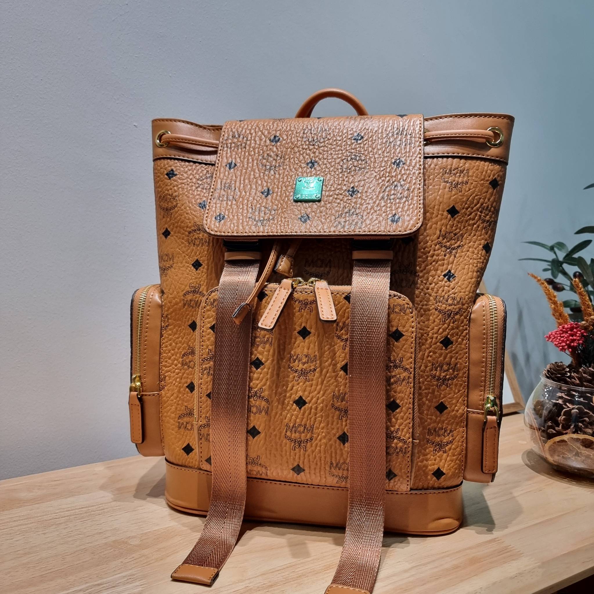 M.C.M SMALL BRANDENBURG BACKPACK IN VISETOS อีกหนึ่งไอเท็ม เอาใจสายเที่ยวแบบจัดหนัก ไม่รู้จะมีใบไหนคุ้มได้มากกว่านี้อีกแล้ว กระเป๋าเป้ใบใหญ่กำลังดี ดีไซน์ไม่ซ้ำใคร ฟังก์ชั่นการใช้งานตอบโจทย์หลายๆคนแน่นอน