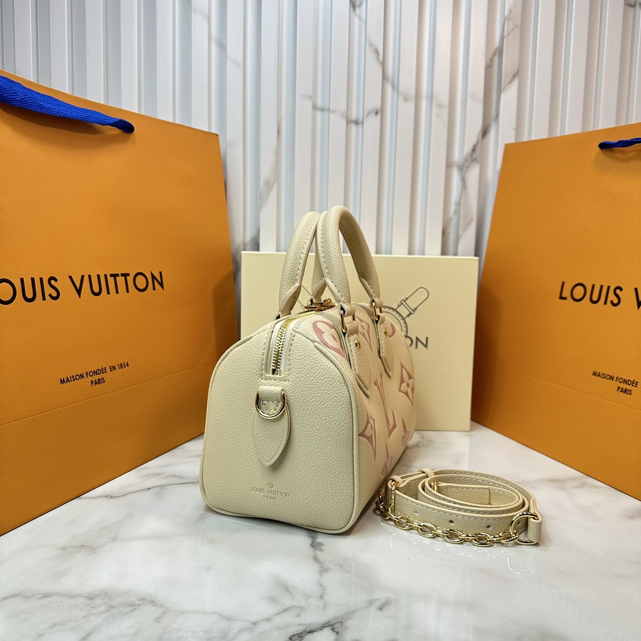 LV Speedy Bandoulière 20 Bag Monogram Empreinte Leather กระเป๋าสะพายทรงสปีดี้คลาสสิค สวยหรู กระเป๋าทรงหมอน รุ่นท็อปฮิต มีกุญแจล็อค