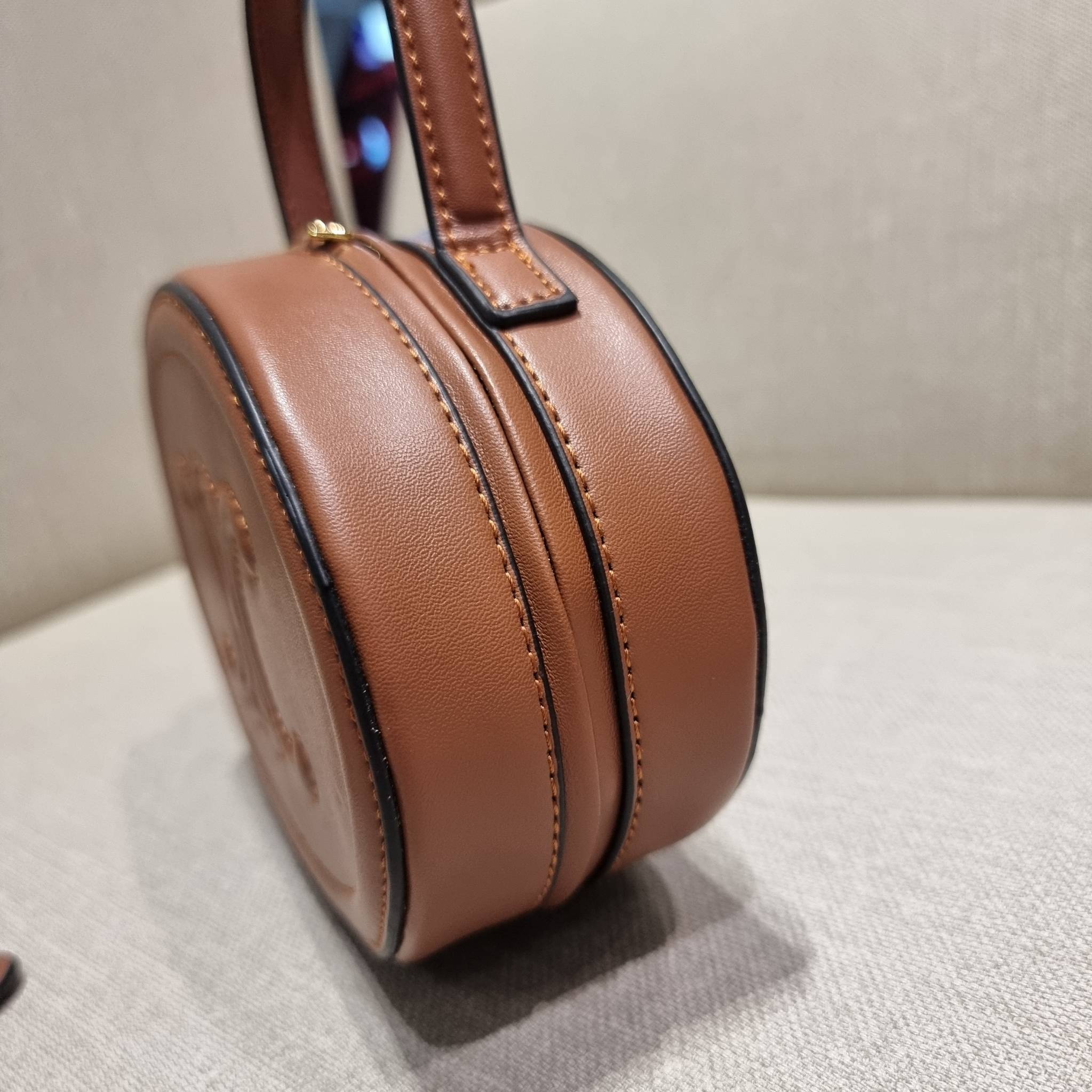 VIP 🥂 CELINE OVAL MINAUDIERE CUIR TRIOMPHE น้องน่ารักม้ากกกก!! น่ารักตะโกนไปเลย!! กับกระเป๋าทรง oval รุ่นแรร์ไอเท็ม ที่หายาก และ sold out ไปหลายรอบ!! น้องใบกะทัดรัด สำหรับสาวๆที่ชอบพกพกของแบบง่ายๆ ให้ชีวิตไม่ยุ่งยาก คล้องแขนใช้งานเก๋ๆ วัสดุหนังสัง