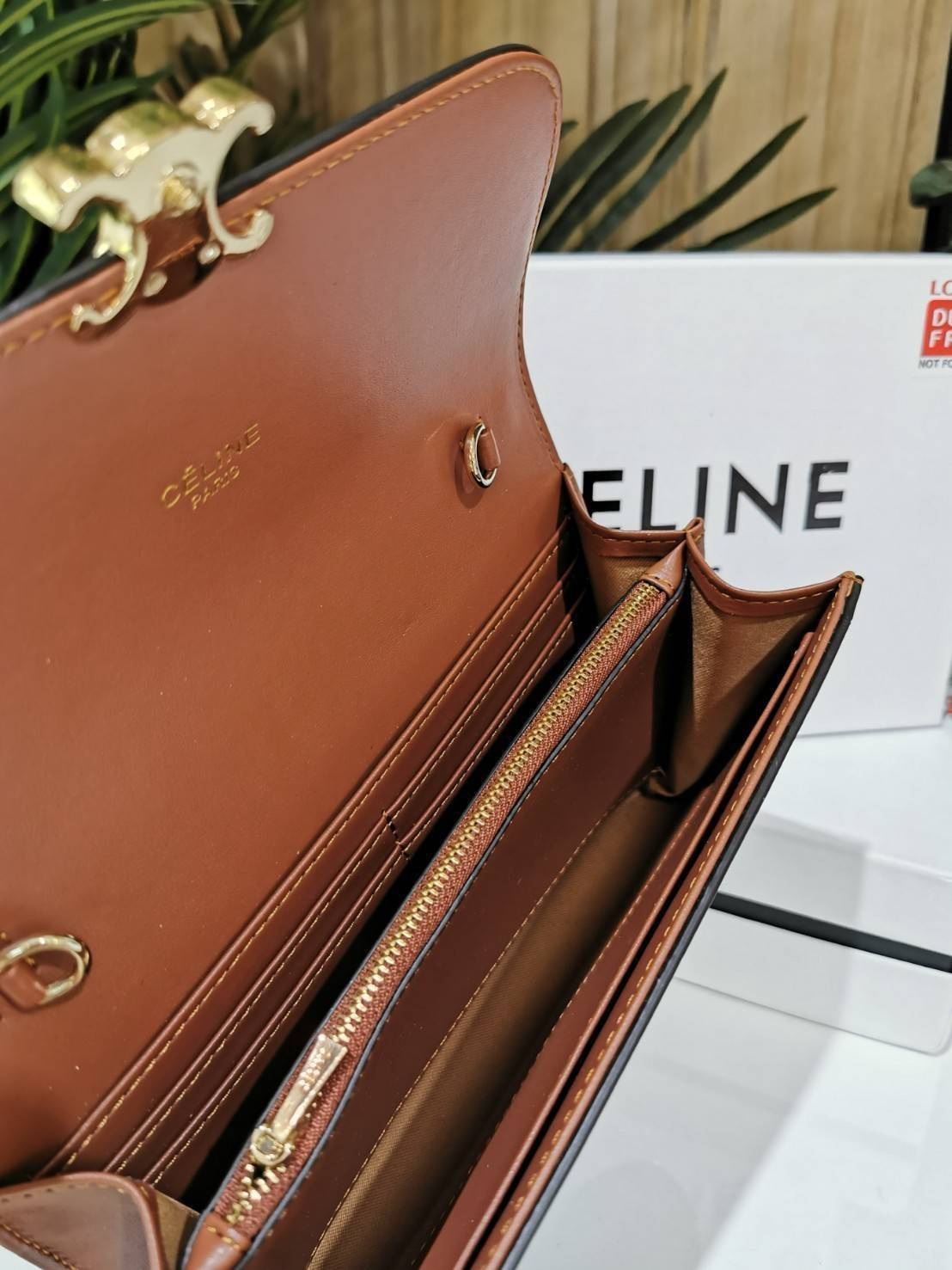 CELINE CLUTCH BAG WITH CHAIN VIP GIFT WITH PURCHASE GWP กระเป๋าพรีเมี่ยมกิ๊ฟ Limited จาก CELINE HAUTE PARFUME DUTYFREE COUNTER วัสดุ Triomphe Canvas หนังสวยอยู่ทรงเปิดปิดด้วยฝาปิดกระดุมประดับโลโก้แบรนด์สีทองด้านหน้า ภายในมีช่องแบ่งหลายช่อง มีช่องใส่บัตรหล