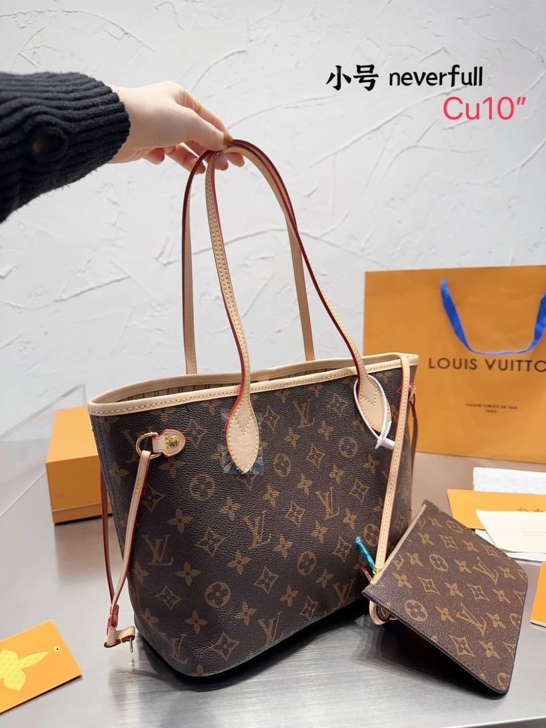 LV Neverfull Monogram Tote Bag กระเป๋าทรงโท้ทสะพายไหล่ใบใหญ่ขนาดกำลังสวย มาพร้อมใบลูก คลาสสิคที่สุด เป็นอีกรุ่นที่มีคนใช้กันทั่วบ้านทั่วเมือง ฮิตแบบไม่ต้องพูดเยอะ