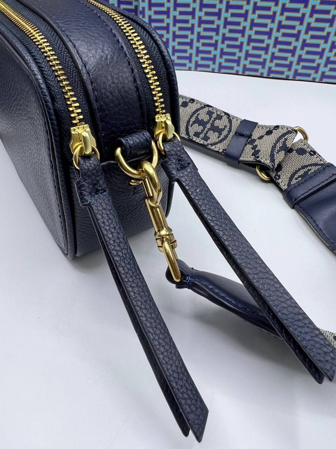 TORY BURCH Miller Mini Crossbody Bag / TORY CAMERA BAG / TORY BAG พร้อมส่ง 5 สี กระเป๋าสะพายใบเล็กมินิมอลในรูปทรงใหม่ที่คล่องตัว