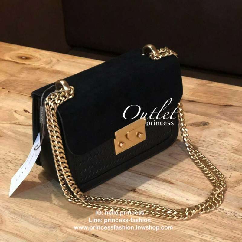 CHARLES & KEITH PUSH LOCK FRONT FLAP BAG 2018 กระเป๋าถือขนาดมินิดีไซน์สุดชิคคุณหนูมากค่ะโดดเด่นที่กระเป๋าpu ลายสานสวยสะดุดตา ฝาปิดกำมะหยี่ดูเรียบหรู เปิดปิดด้วยฝาปิดตัวล๊อคปั้มแบรนด์ ภายในมีช่องใส่บัตร ใส่มือถือ iphone8+ได้ค่ะ อะไหล่ทองสวย สายโซ่ยาวสะพายไ