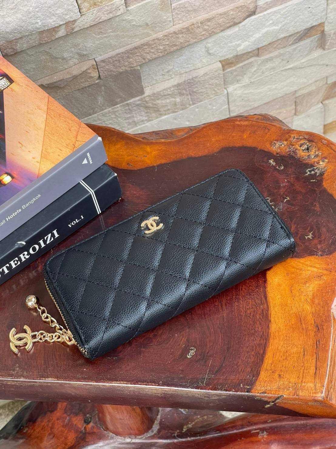 Chanel Caviar Zippy Long Wallet เป็นกระเป๋าสตางค์ที่ใช้งานอย่างง่ายแสนง่าย มาในรูปอบบซิปรอบ ที่มีดีเทลตรงหัวซิปเป็นอะไหล่โลโก้สีทอง เพิ่มดีกรีความน่ารักเข้าไปอีก ภายในพร้อมช่องใส่ธนบัตร ช่องซิปสำหรับใส่เหรียญ และช่องสำหรับใส่การด์ต่างๆ นอกจากนั้นด้านหน้าก