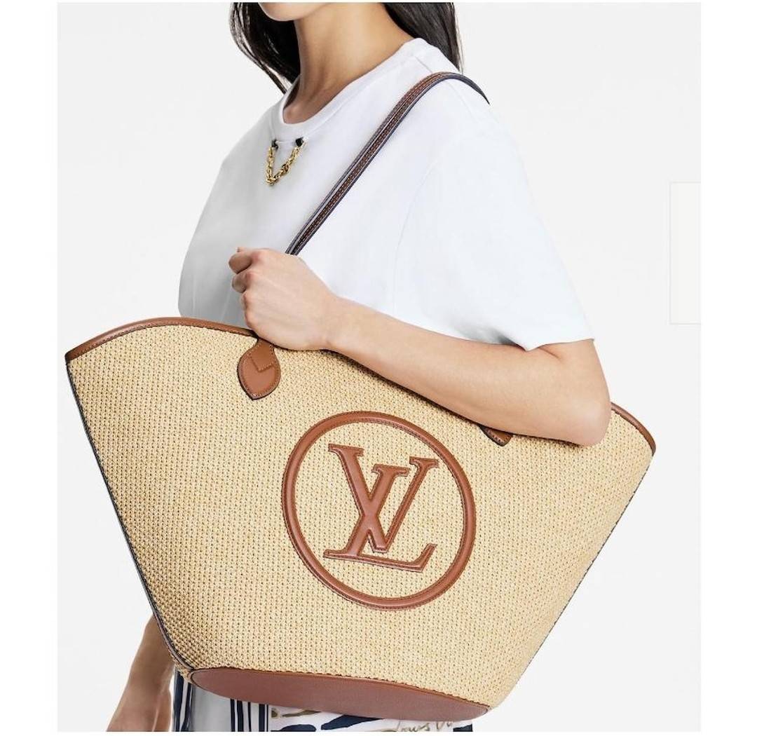 LV SAINT JACQUES LIMITED BAG ไอเท็ม เอ็กซ์คลูซีพจัดมาให้สาวๆโดยเฉพาะ!! กระเป๋าสะพายใบใหญ่รุ่นลิมิเต็ดหายาก ด้วยวัสดุสังเคราห์จากธรรมชาติ สานเต็มใบออกมาเป็นลวดลายสวยงาม และยังโดดเด่นด้วยโลโก้ สีโทนอุ่น ทำให้ไอเท็มนี้ ดูดีน่าค้นหา มาพร้อมใบลูกอีกหนึ่ง ที่สา