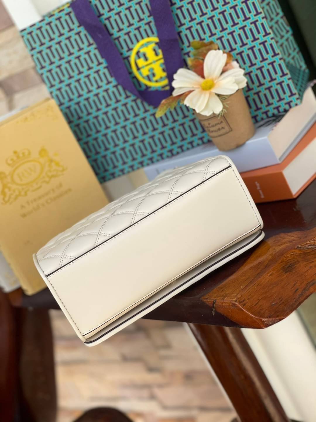 Tory Burch Savannah Convertible Shoulder Bag สาว ๆ ลุคสาวๆไม่ควรพลาด Collection นี้เลยนะคะ เป็นรุ่นที่ตอบโจทย์และครองใจสาว ๆ ได้อย่างแท้จริง เนื่องจากมีดีไซน์เรียบหรู โดยทางแบรนด์ได้ใช้เทคนิคการเย็บบนหนังเป็นลายเส้น (Chevron) ทำให้กระเป๋าดูมีราคามากยิ่งขึ