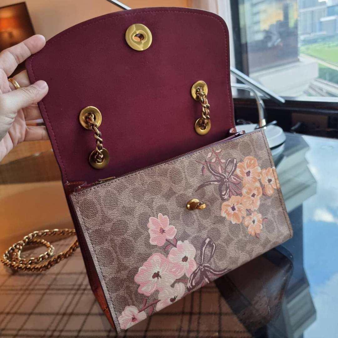 COACH 54649 PARKER IN SIGNATURE CANVAS WITH PRAIRIE FLORAL PRINT กลับมาอีกครั้ง!! กับไอเท็มสุดฮ็อต ที่สาวๆตามหากันนักหนา จัดมาแบบจุใจไปเลย ความสวยแซ่บไม่ต้องพูดเยอะ วัสดุหนังแคนวาสสลับหนังเรียบสวยคม พร้อมดีไซน์ลายดอกไม้โดดเด่น เปิด-ปิดง่ายด้วยตัวบิดล็อค ภ