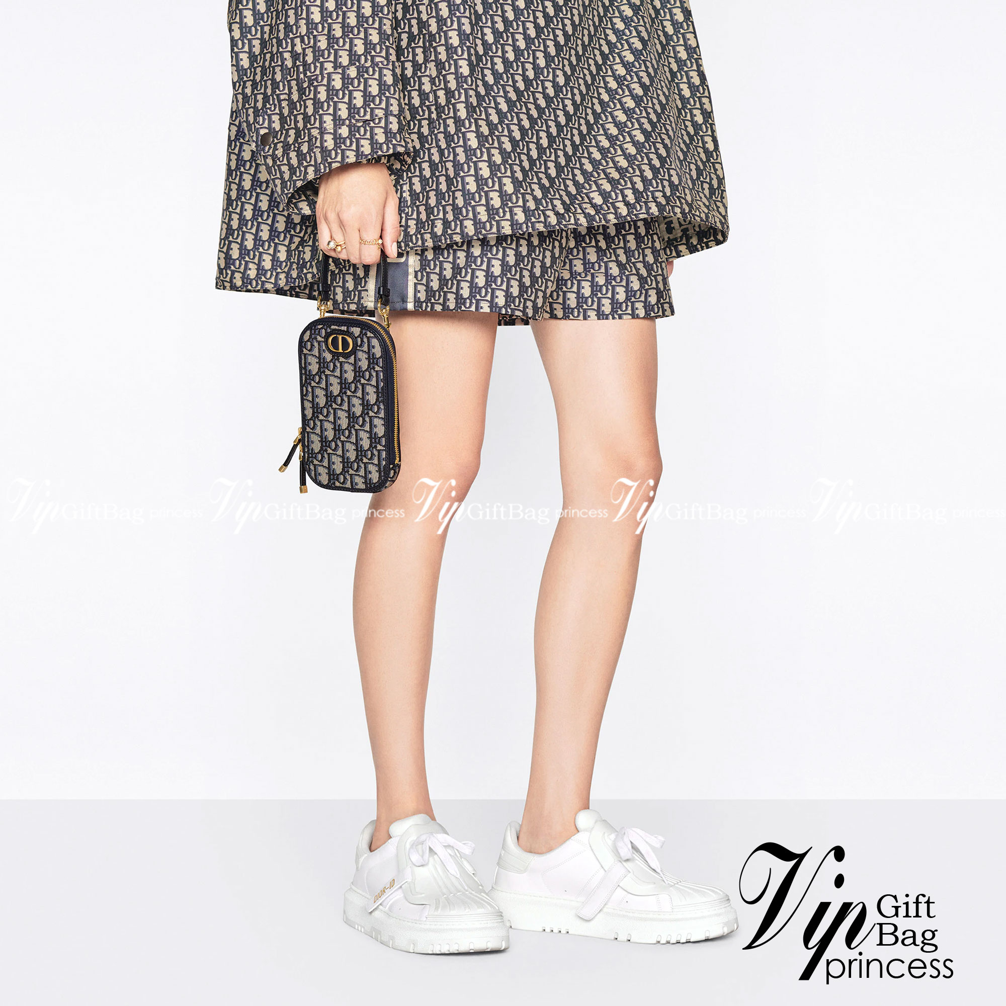 DIOR Phone Bag / DIOR 30 Montaigne Phone Holder Blue Dior Oblique Jacquard เกรดใช้งานสลับของแท้ เกรดออริจินอล กระเป๋าใส่โทรศัพท์ติดโลโก้ CD สีทองด้านหน้ากระเป๋า มีสายโซ่สีทองแบบยาวที่สามารถสะพาย crossbody ได้ และสายหนังเอามาหิ้วเก๋ๆ ก็ได้นะคะ สายทั้ง 2 สา