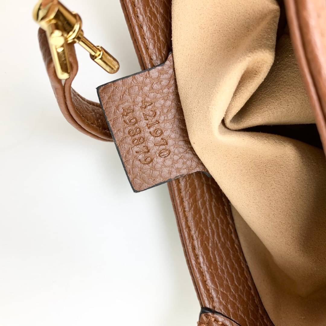 VIP GIFT 】หนังแท้ GUCCI Jackie 1961 mini shoulder bag กระเป่ารุ่นฮิตจาก Gucci ต้องบอกเลยว่าสำหรับสาวๆหลายคนนั้น ที่ชื่นชอบ หรือเป็นสาวกกลับแบรนด์อย่าง Gucci ต้องบอกเลยนะว่าสำหรับรุ่นนี้ห้ามพลาดไปทีเดียว บอกว่าได้เป็นตำนานควาวินเทจได้อย่างดี โดยขนาดของตัวก