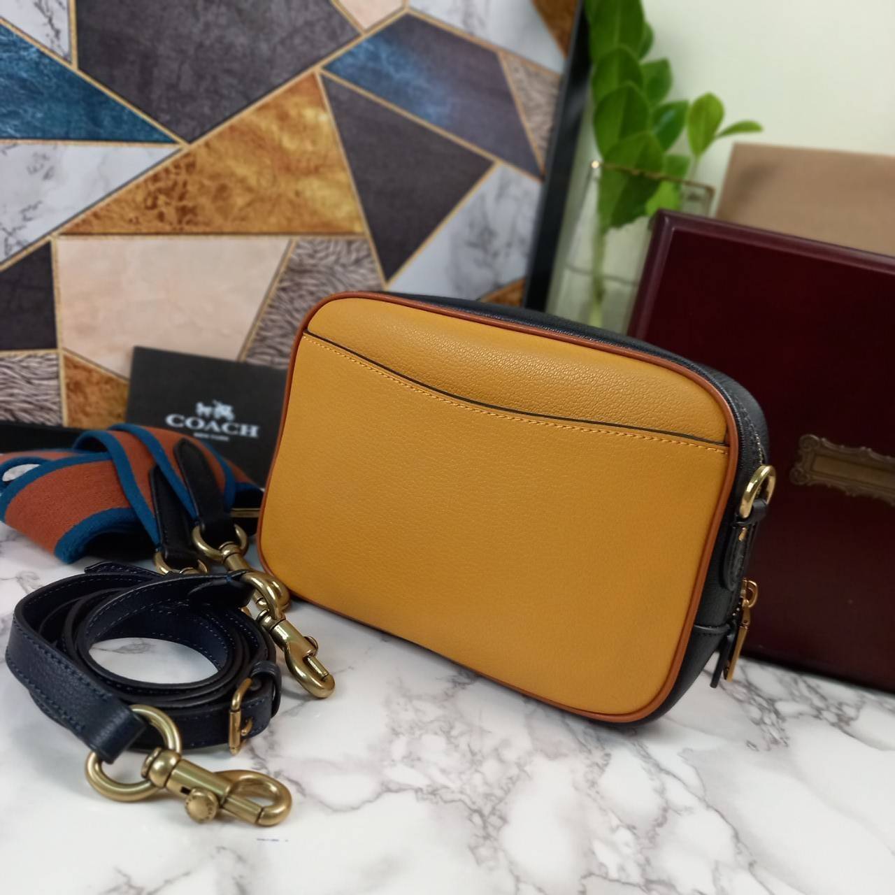 OUTLET 】COACH Camera Bag In Colorblock With Coach Patch (COACH F79278) 🍁หายากมากๆแล้วรุ่นนี้**จะถือ หรือสะพาย ได้ตามใจสั่ง //วัสดุหนังแท้เต็มใบ คุณภาพหนังดีมากๆ ปักโลโกตัวC ด้านหน้า ดูดีแบบไม่ซ้ำใคร //มาพร้อมสายสะพาย 2 สาย >>สายหนัง และสายสป