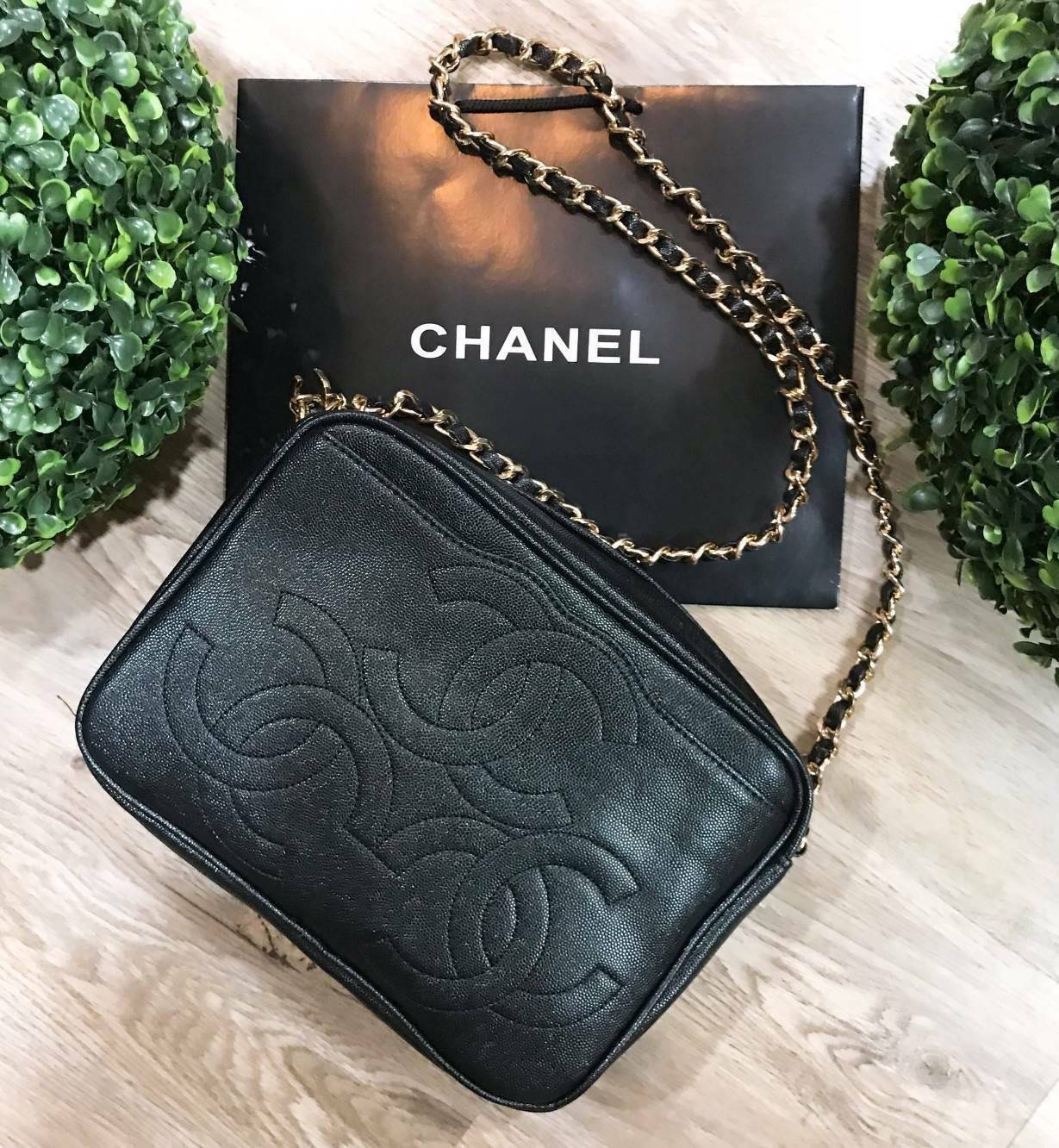 CHANEL chain caviar crossbody bag / Chanel Shoulder Bag With Chain กระเป๋าสะพายข้าง วัสดุหนังลายคาเวียร์ อะไหล่ทอง ด้านหน้ามี 1 ช่องโล่งใส่ Ipad ได้ ด้านหน้าเย็บโลโก้แบรนด์ สวยหรูมากๆ ค่ะ